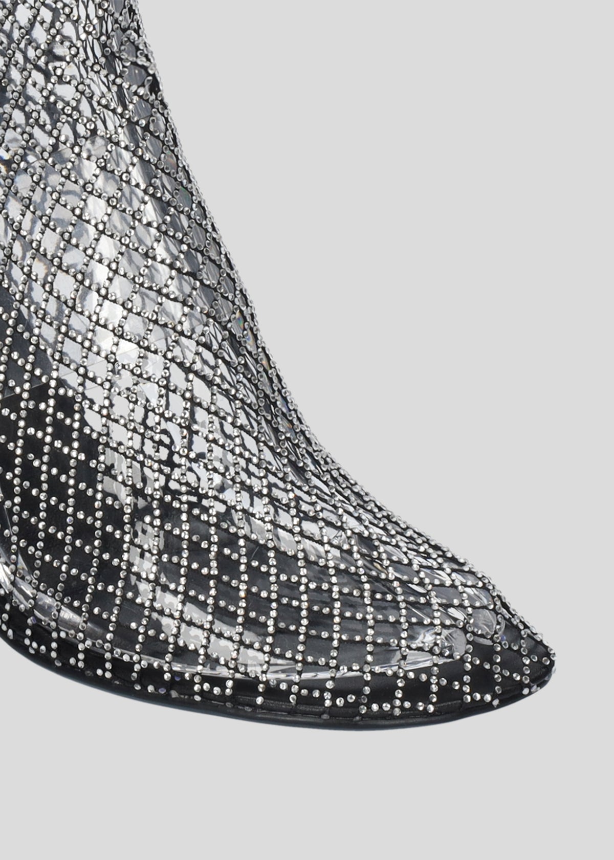 Vista lateral de las botas de mesh con brillos para mujer Ruby Boot 85 en color Plomo, con punta redonda, caña alta y tacón de aguja de 85 mm de Lola Cruz.