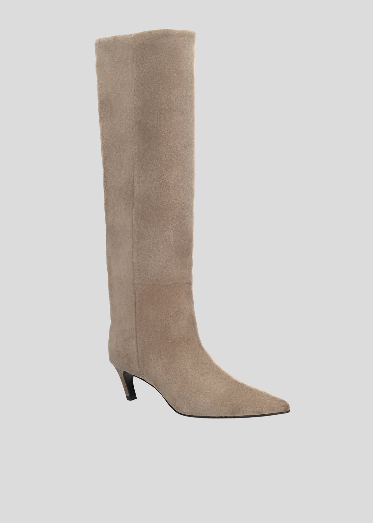 Botas altas de serraje color trufa para mujer, con punta afilada y tacón de aguja de 8,5 cm, de Lola Cruz.