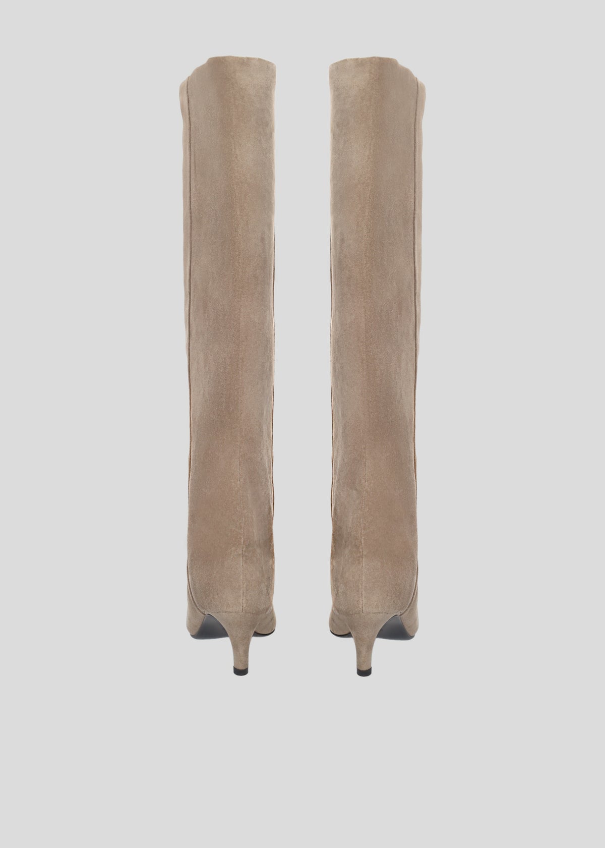 Botas altas de serraje color trufa para mujer, con punta afilada y tacón de aguja de 8,5 cm, de Lola Cruz.