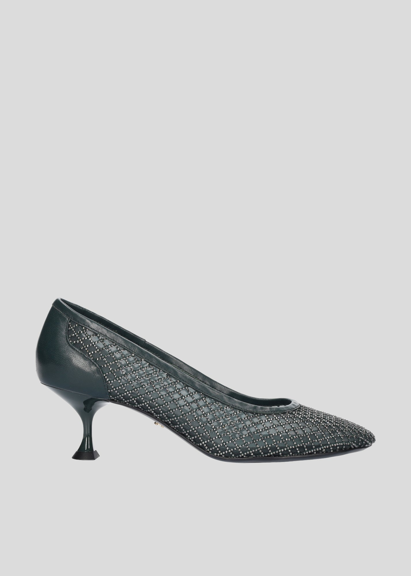Vista lateral de los zapatos de salón de crystal mesh para mujer Ruby Pump 55 en color Royal Green, con punta redonda y tacón tipo embudo de Lola Cruz.