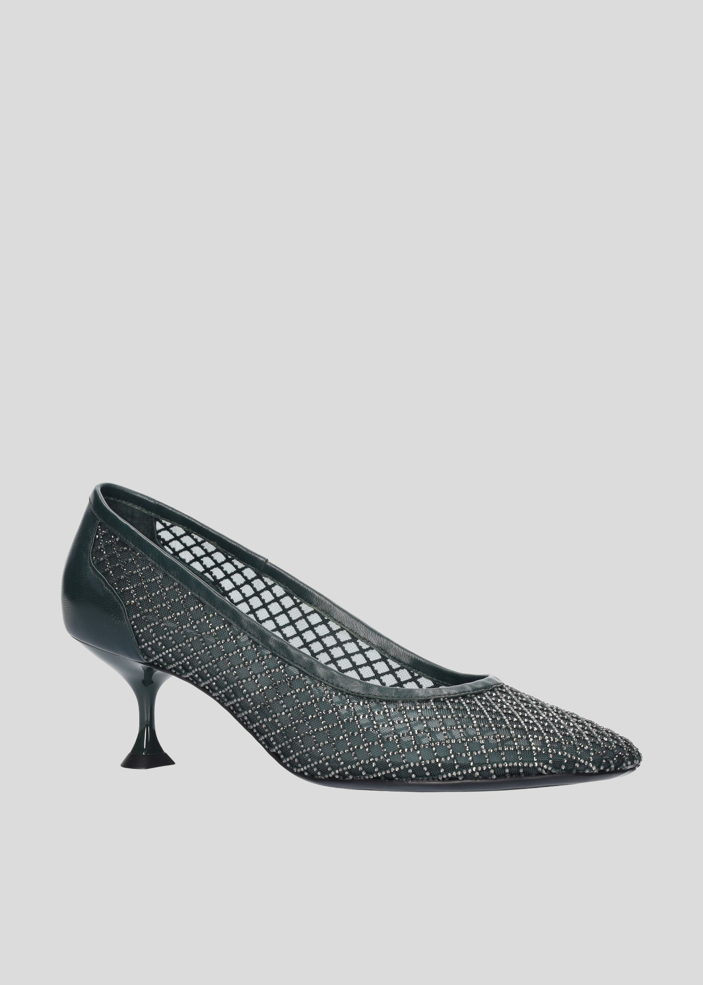 Vista lateral de los zapatos de salón de crystal mesh para mujer Ruby Pump 55 en color Royal Green, con punta redonda y tacón tipo embudo de Lola Cruz.