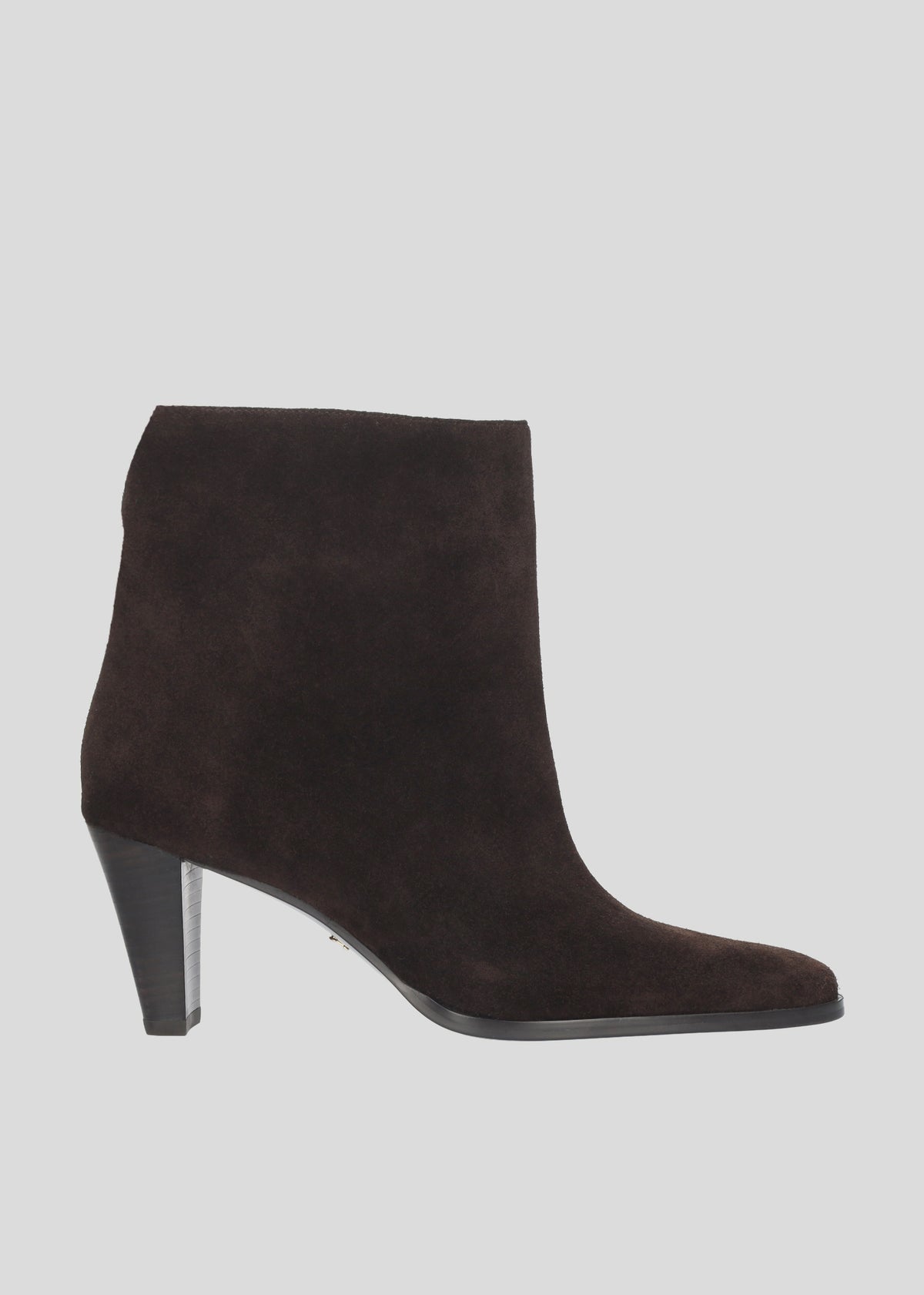 Vista lateral de los botines de serraje para mujer Robbie Booties 70 en color Chocolate, con punta afilada, caña baja y tacón tipo bloque de 70 mm de Lola Cruz.