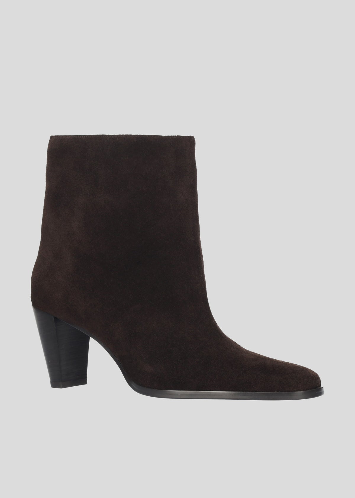 Vista lateral de los botines de serraje para mujer Robbie Booties 70 en color Chocolate, con punta afilada, caña baja y tacón tipo bloque de 70 mm de Lola Cruz.