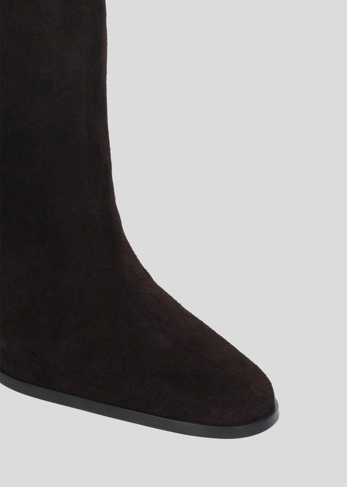 Vista lateral de los botines de serraje para mujer Robbie Booties 70 en color Chocolate, con punta afilada, caña baja y tacón tipo bloque de 70 mm de Lola Cruz.