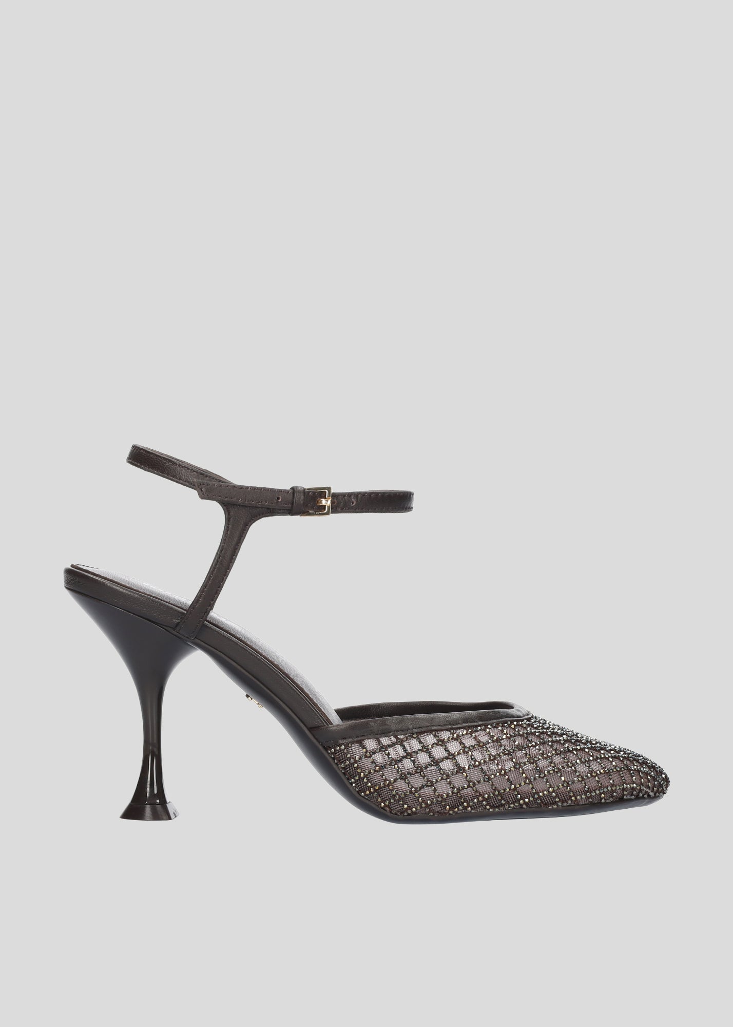 Vista lateral de los zapatos de salón de mesh con brillos para mujer Ruby Pump 85 en color Chocolate, con punta redonda, tira al tobillo y tacón tipo embudo de 85 mm de Lola Cruz.