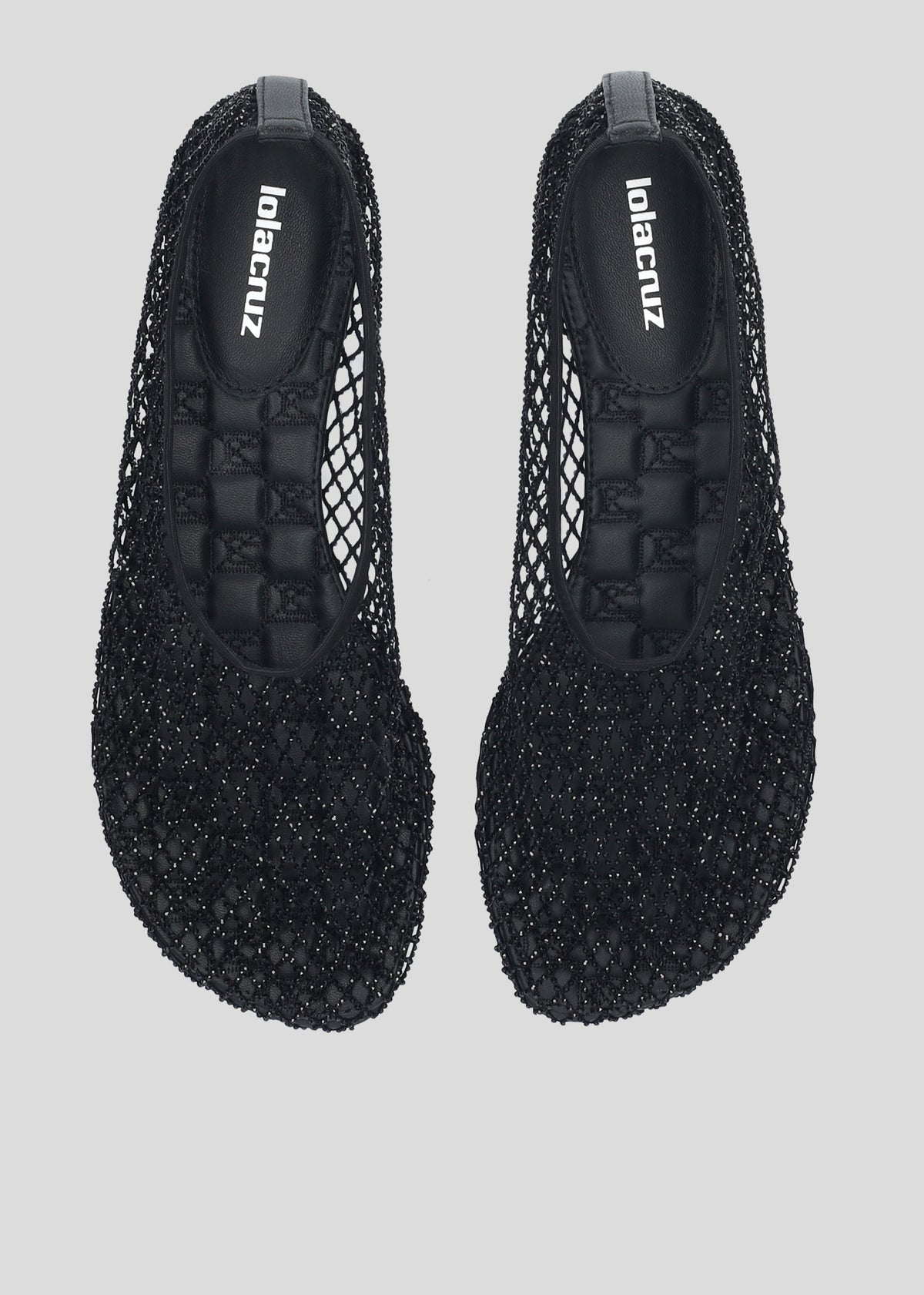Vista lateral de las bailarinas de mesh con brillos para mujer Ruby Ballerina en color Negro, con punta redonda y tacón plano de 10 mm de Lola Cruz.