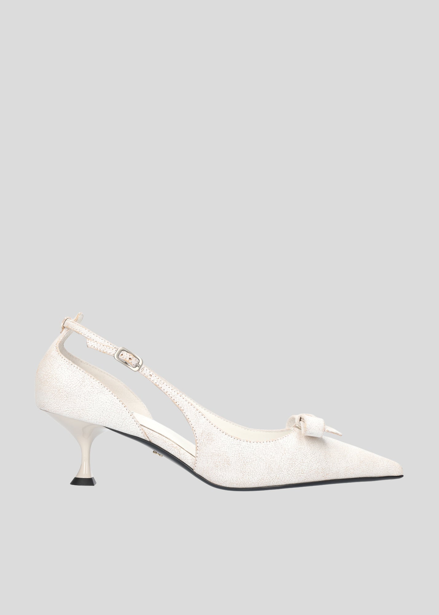 Vista lateral de los zapatos de salón de piel con efecto cepillado para mujer Laia Pumps 55 en color Off White con punta afilada y tacón de aguja de Lola Cruz.