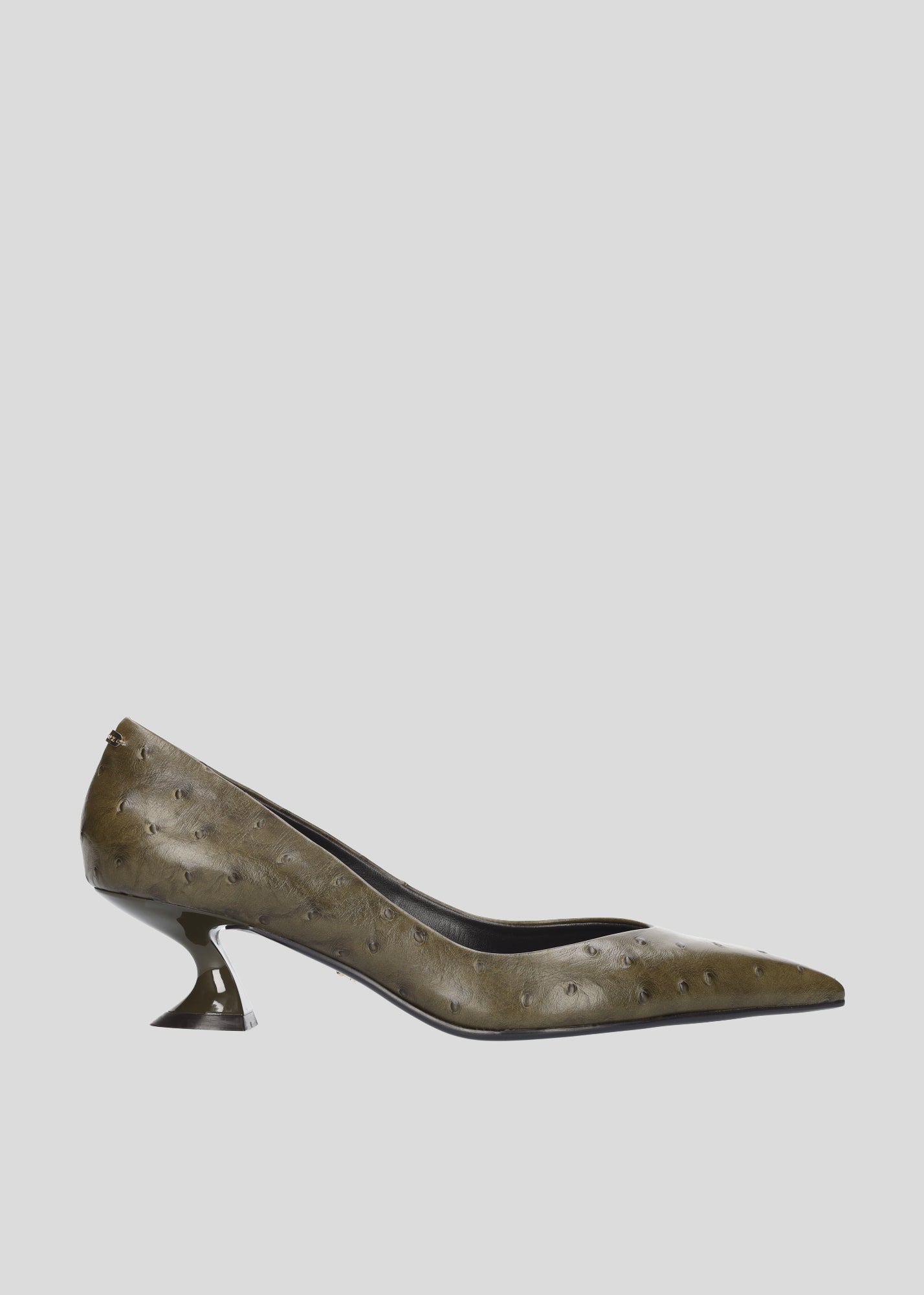 Vista lateral de los zapatos de salón de piel con efecto avestruz para mujer Eugenia Pumps 50 en color Military con punta afilada y tacón tipo embudo de Lola Cruz.