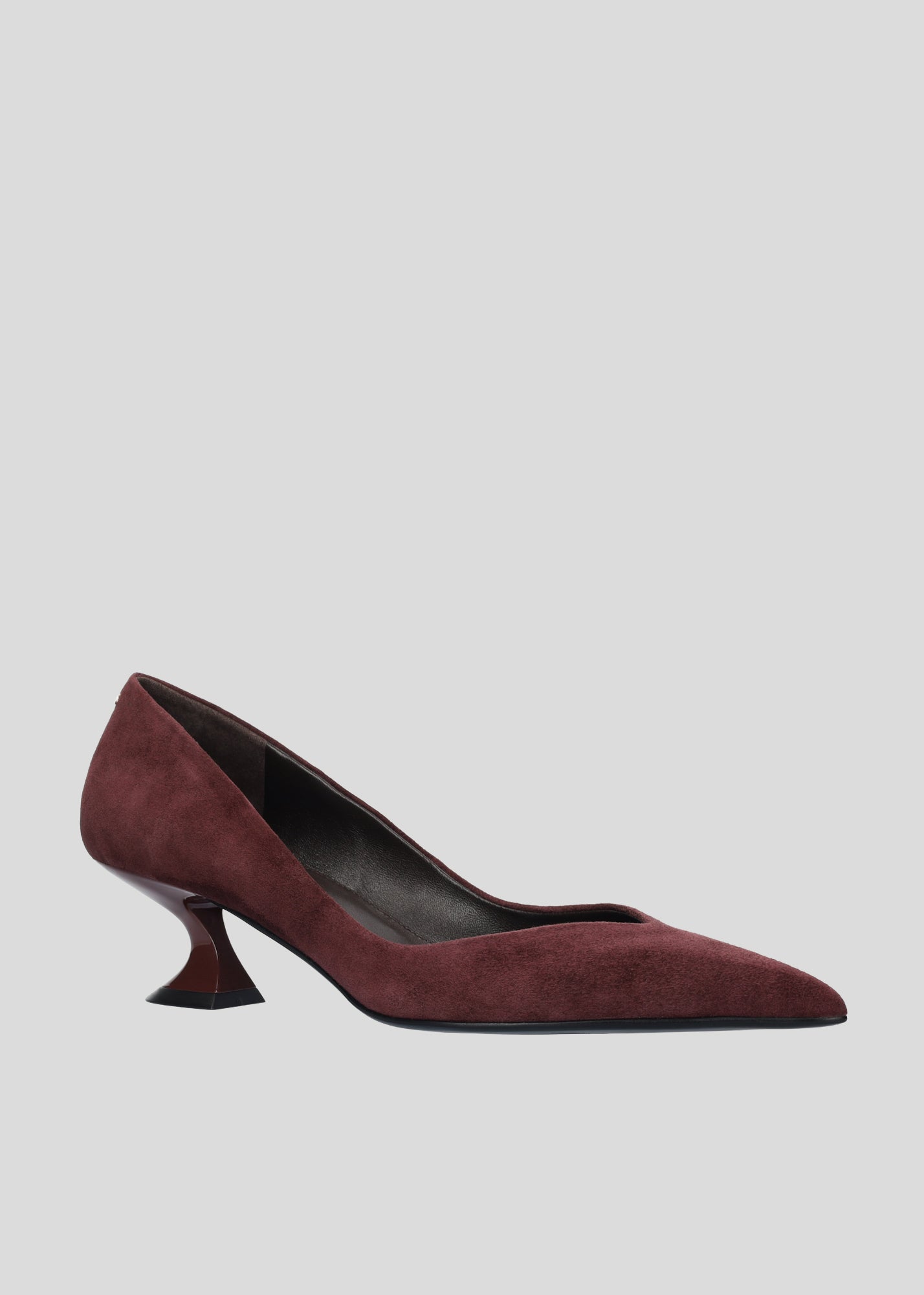 Vista lateral de los zapatos de salón de ante para mujer Eugenia Pumps 50 en color Merlot con punta afilada y tacón tipo embudo de Lola Cruz.