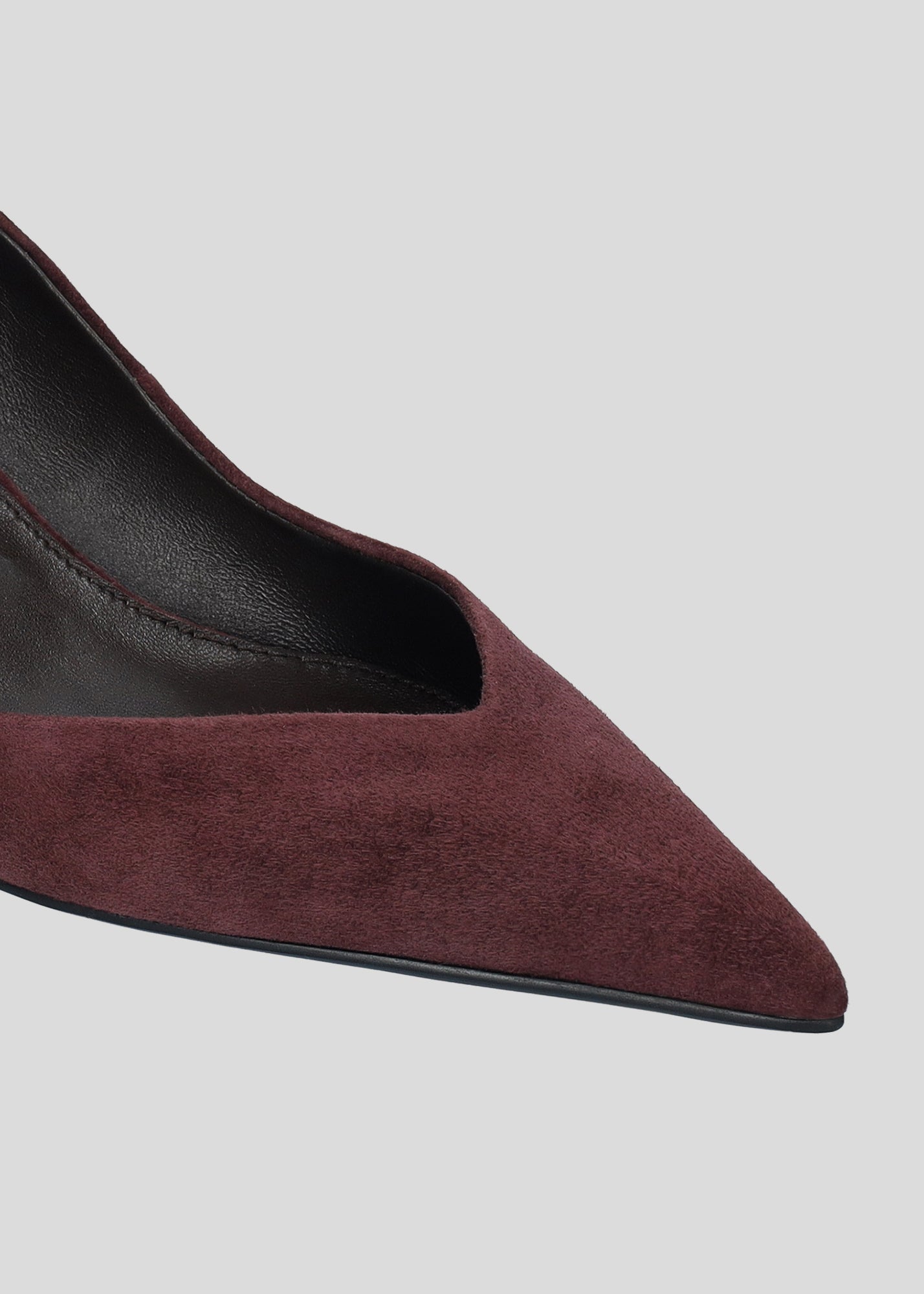 Vista lateral de los zapatos de salón de ante para mujer Eugenia Pumps 50 en color Merlot con punta afilada y tacón tipo embudo de Lola Cruz.