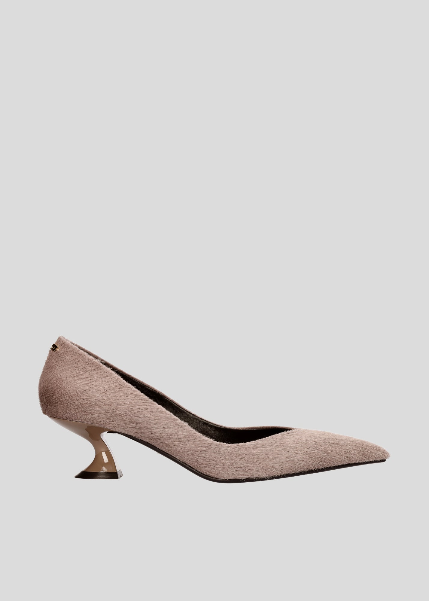 Vista lateral de los zapatos de salón de piel y pleo para mujer Eugenia Pumps 50 en color Truffle, con punta afilada y tacón tipo embudo de 50 mm de Lola Cruz.