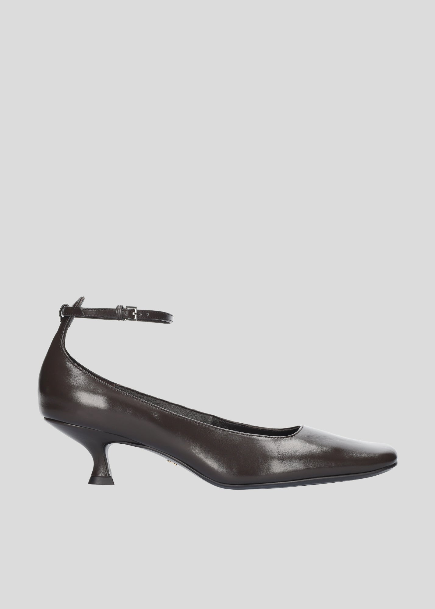 Vista lateral de los zapatos de salón de piel brillante para mujer Annette Pumps 50 en color Chocolate, con punta cuadrada, tira al tobillo y tacón tipo embudo de 50 mm de Lola Cruz.