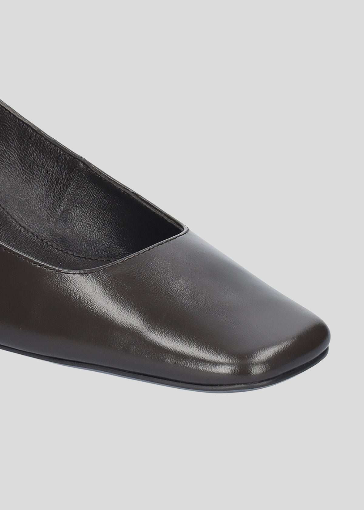 Vista lateral de los zapatos de salón de piel brillante para mujer Annette Pumps 50 en color Chocolate, con punta cuadrada, tira al tobillo y tacón tipo embudo de 50 mm de Lola Cruz.