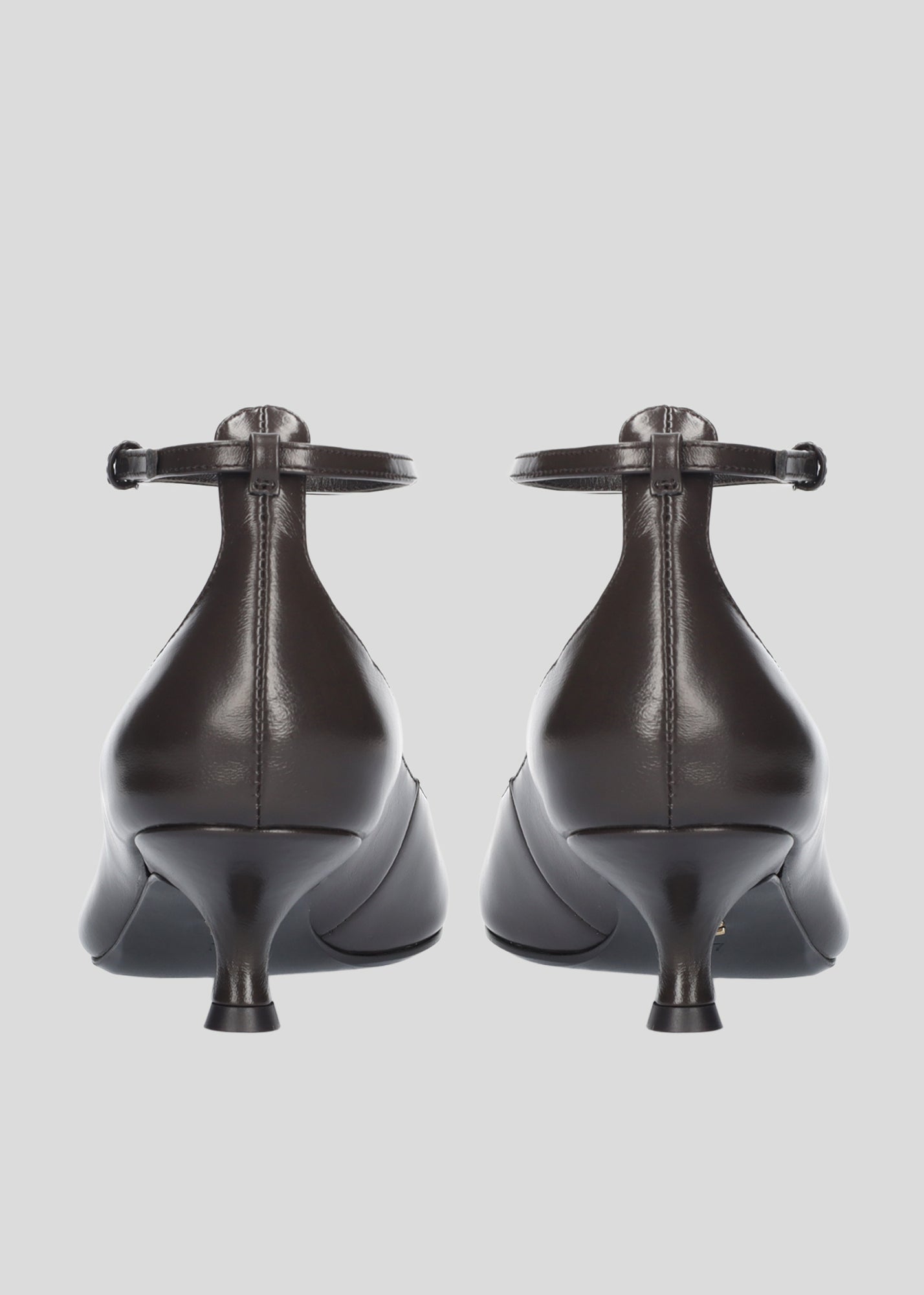 Vista lateral de los zapatos de salón de piel brillante para mujer Annette Pumps 50 en color Chocolate, con punta cuadrada, tira al tobillo y tacón tipo embudo de 50 mm de Lola Cruz.