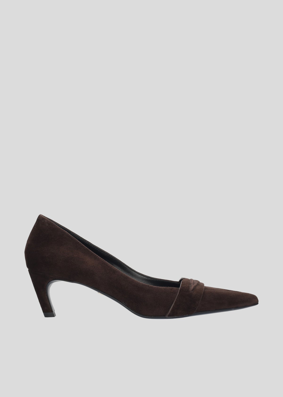 Vista lateral de los zapatos de salón de ante para mujer Gemma Pump 55 en color Chocolate, con punta afilada, antifaz tipo mocasín y tacón de aguja de 55 mm de Lola Cruz.