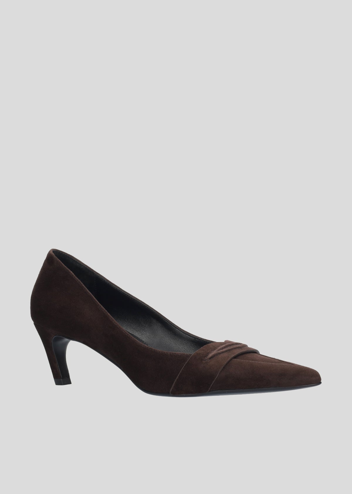 Vista lateral de los zapatos de salón de ante para mujer Gemma Pump 55 en color Chocolate, con punta afilada, antifaz tipo mocasín y tacón de aguja de 55 mm de Lola Cruz.