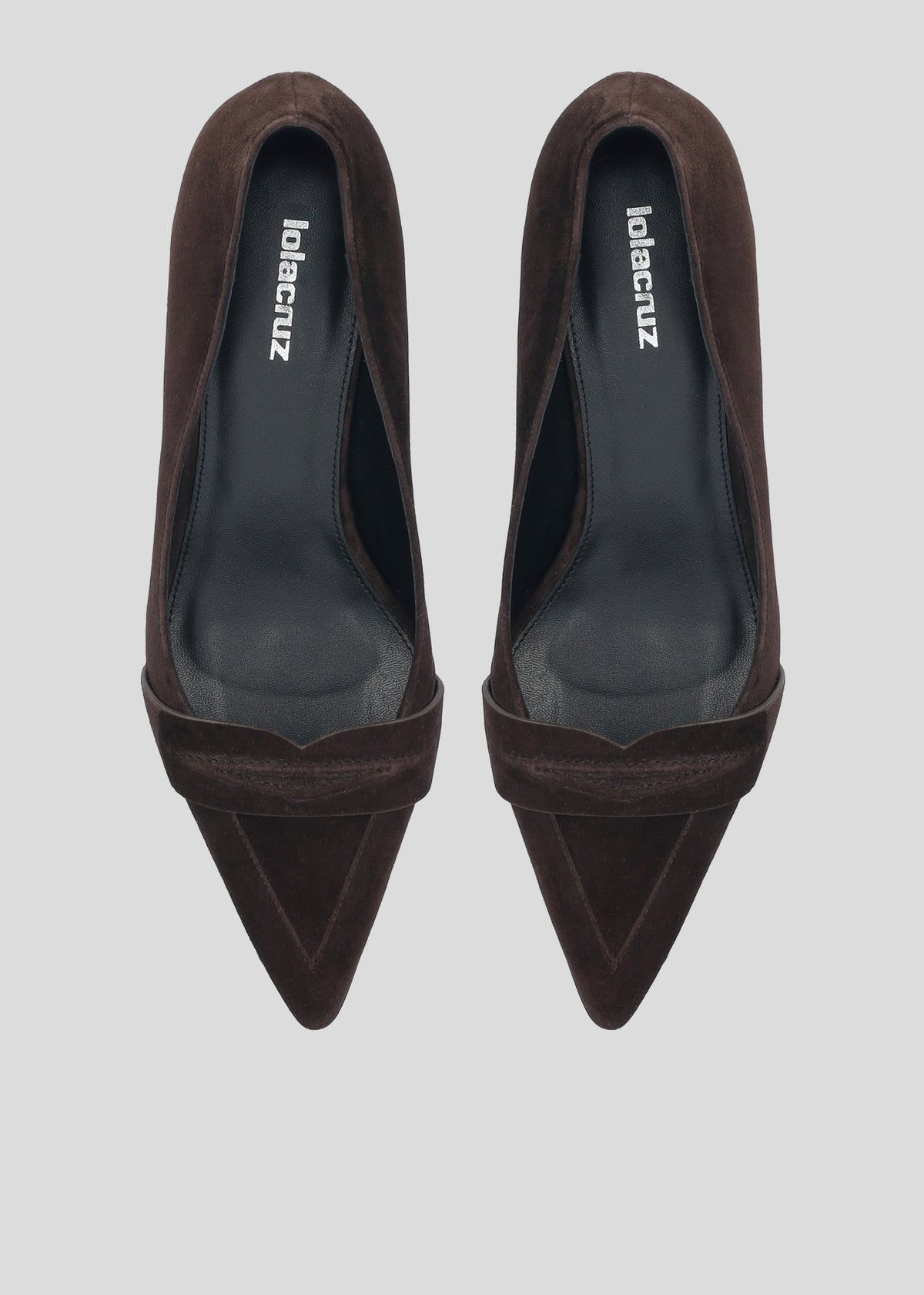 Vista lateral de los zapatos de salón de ante para mujer Gemma Pump 55 en color Chocolate, con punta afilada, antifaz tipo mocasín y tacón de aguja de 55 mm de Lola Cruz.