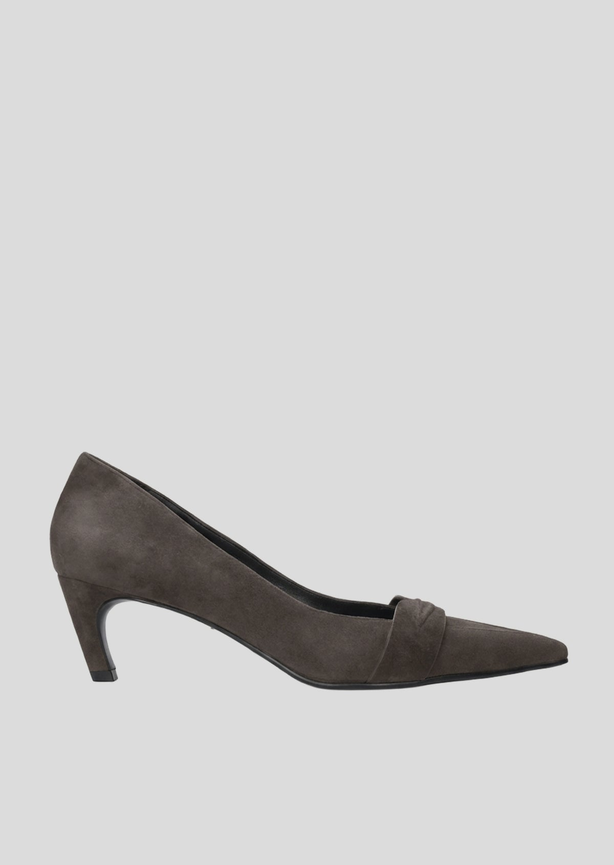 Vista lateral de los zapatos de salón de ante para mujer Gemma Pump 55 en City Grey de punta afilada y tacón de aguja de 55 mm de Lola Cruz.