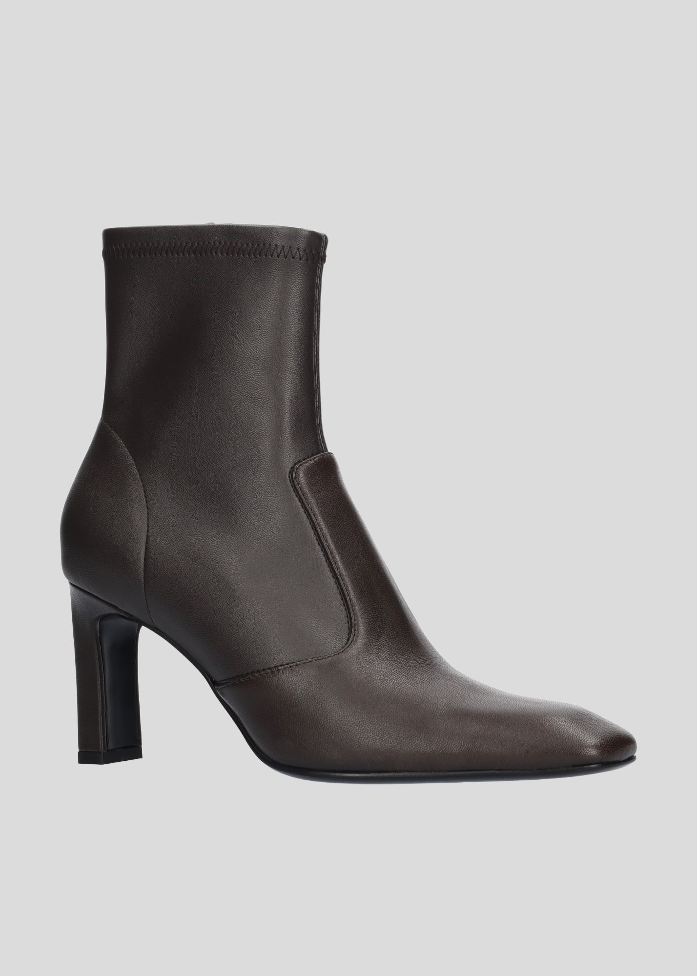 Vista lateral de los botines de napa vegana para mujer Hanna Booties 80 en color Chocolate, con punta cuadrada, caña baja, cremallera interior y tacón tipo bloque de 80 mm de Lola Cruz.