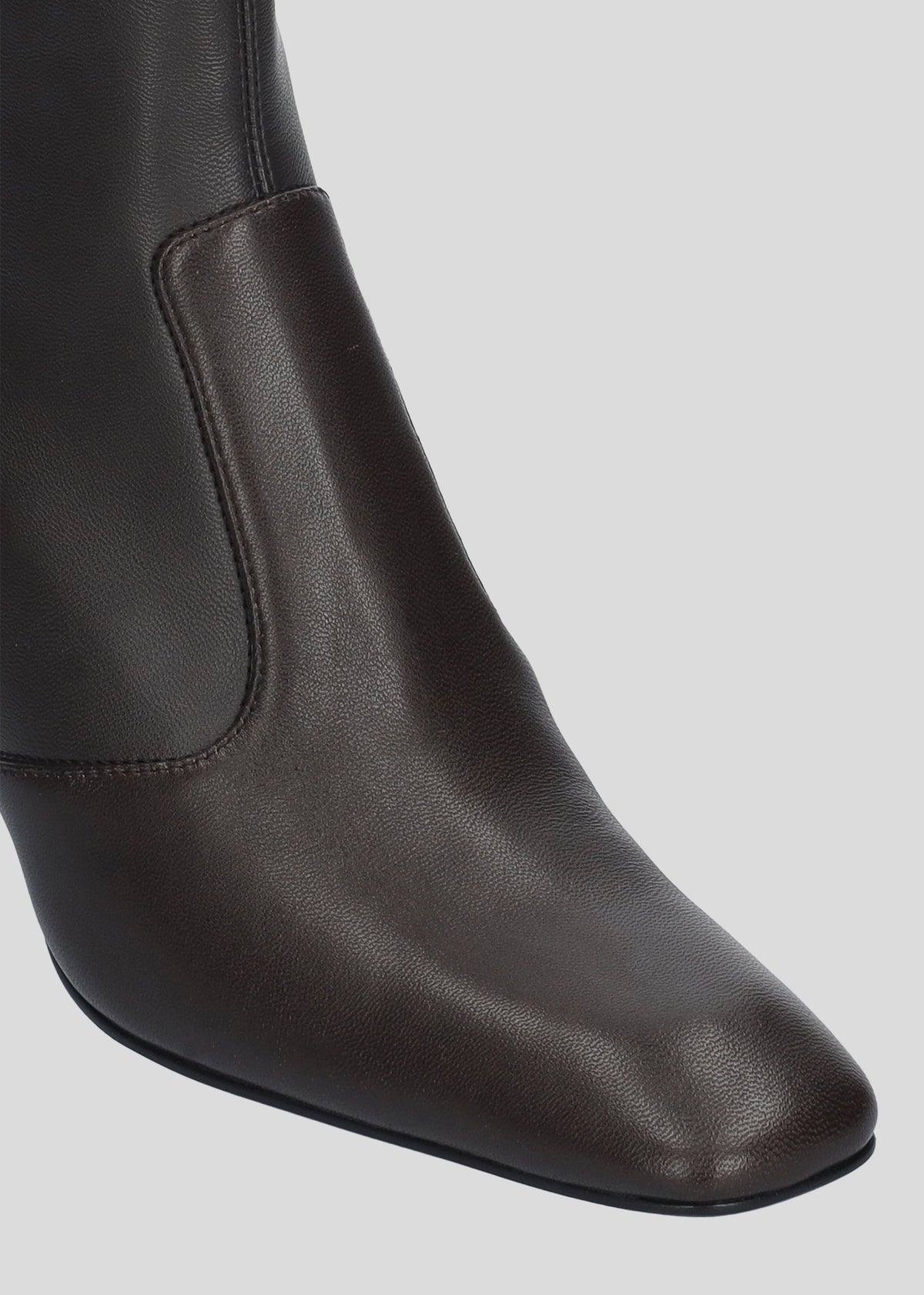 Vista lateral de los botines de napa vegana para mujer Hanna Booties 80 en color Chocolate, con punta cuadrada, caña baja, cremallera interior y tacón tipo bloque de 80 mm de Lola Cruz.