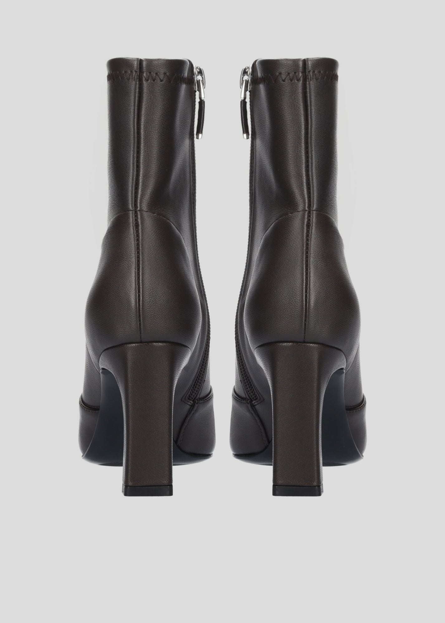 Vista lateral de los botines de napa vegana para mujer Hanna Booties 80 en color Chocolate, con punta cuadrada, caña baja, cremallera interior y tacón tipo bloque de 80 mm de Lola Cruz.