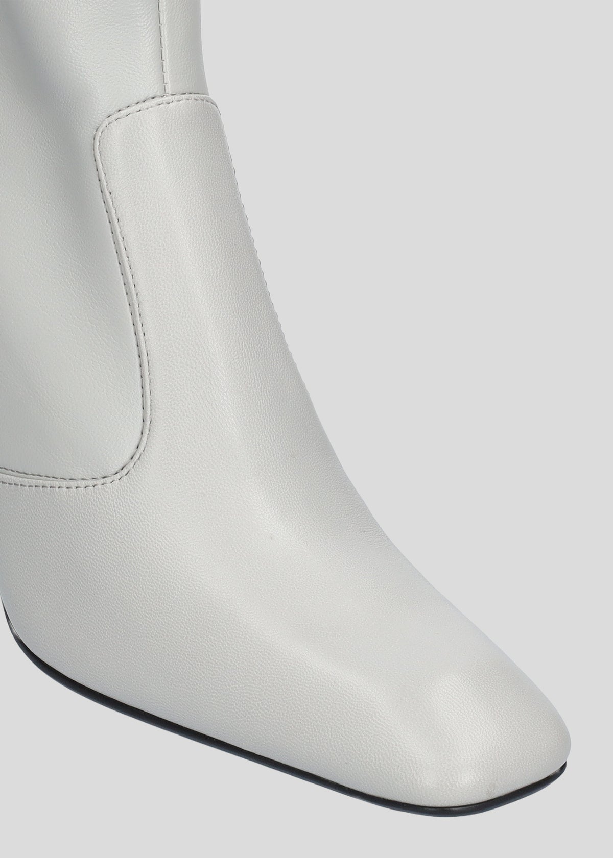 Vista lateral de los botines de napa vegana para mujer Hanna Booties 80 en color Ice Blue, con punta cuadrada, caña muy alta por encima del muslo, cremallera interior y tacón tipo bloque de 80 mm de Lola Cruz.