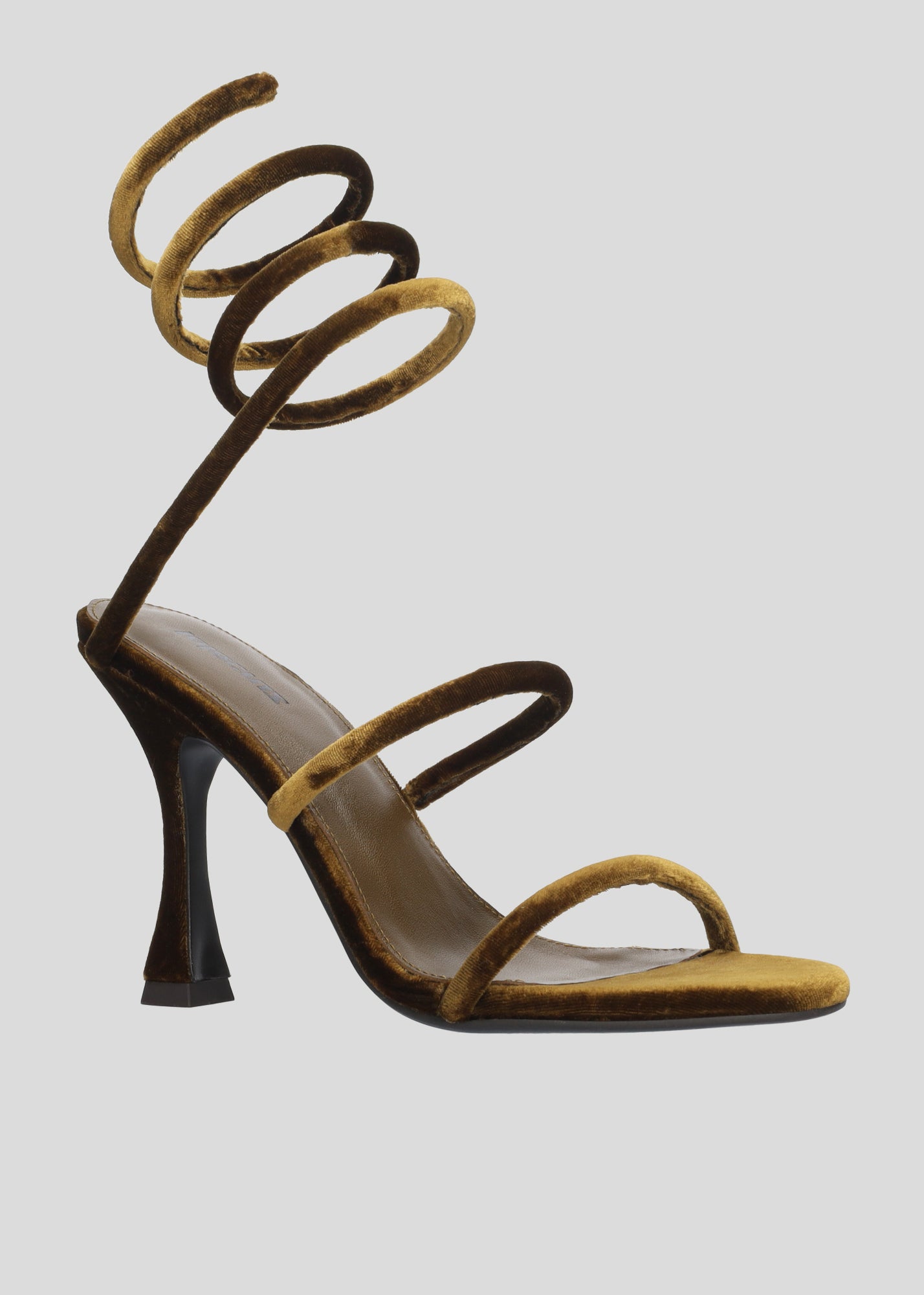 Vista lateral de las sandalias de terciopelo para mujer Greta Sandal 95 en color ocre con correa tubular en espiral al tobillo y tacón tipo embudo de Lola Cruz.