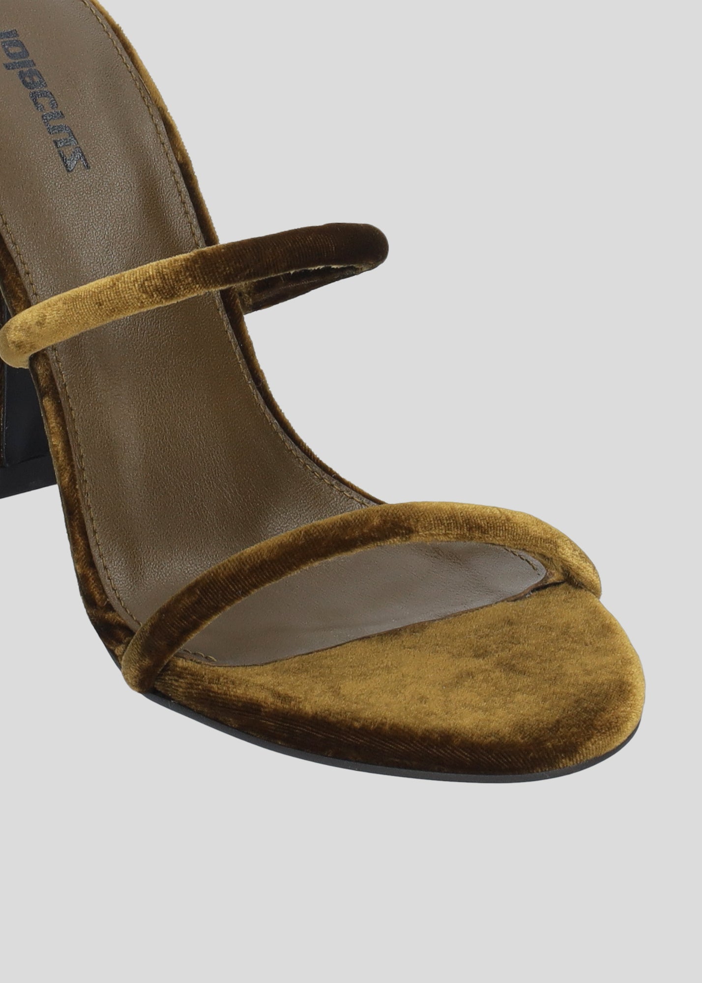 Vista lateral de las sandalias de terciopelo para mujer Greta Sandal 95 en color ocre con correa tubular en espiral al tobillo y tacón tipo embudo de Lola Cruz.