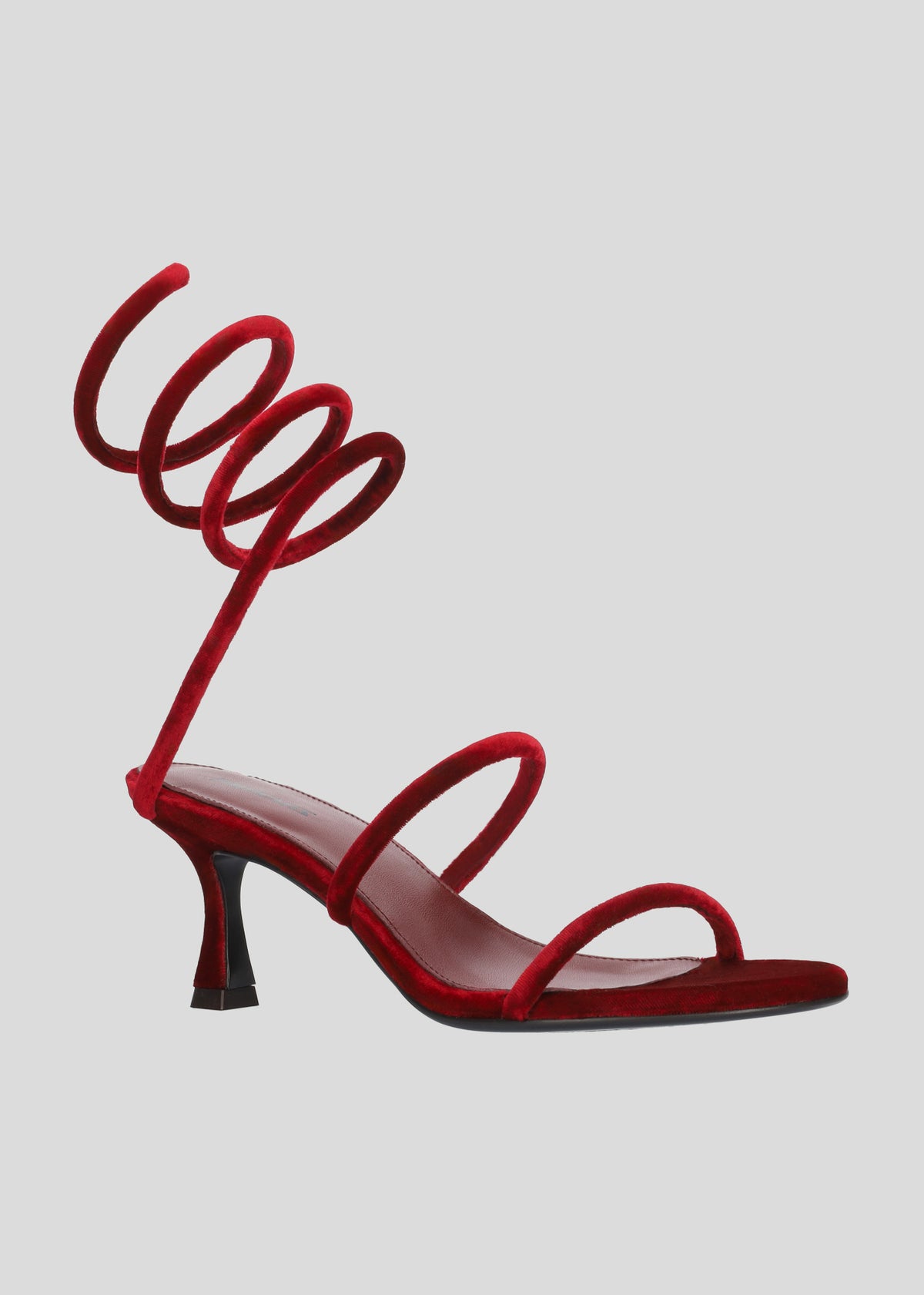 Vista lateral de las sandalias de tacón de terciopelo para mujer Greta 65 en color Scarlet, con punta redonda, correa espiral tubular en el tobillo y tacón tipo embudo de 65 mm de Lola Cruz.