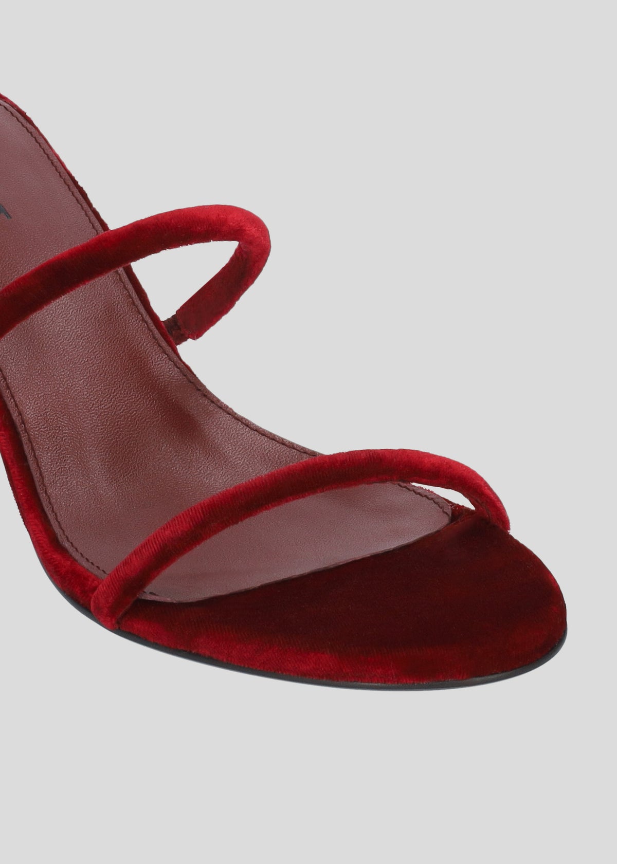 Vista lateral de las sandalias de tacón de terciopelo para mujer Greta 65 en color Scarlet, con punta redonda, correa espiral tubular en el tobillo y tacón tipo embudo de 65 mm de Lola Cruz.