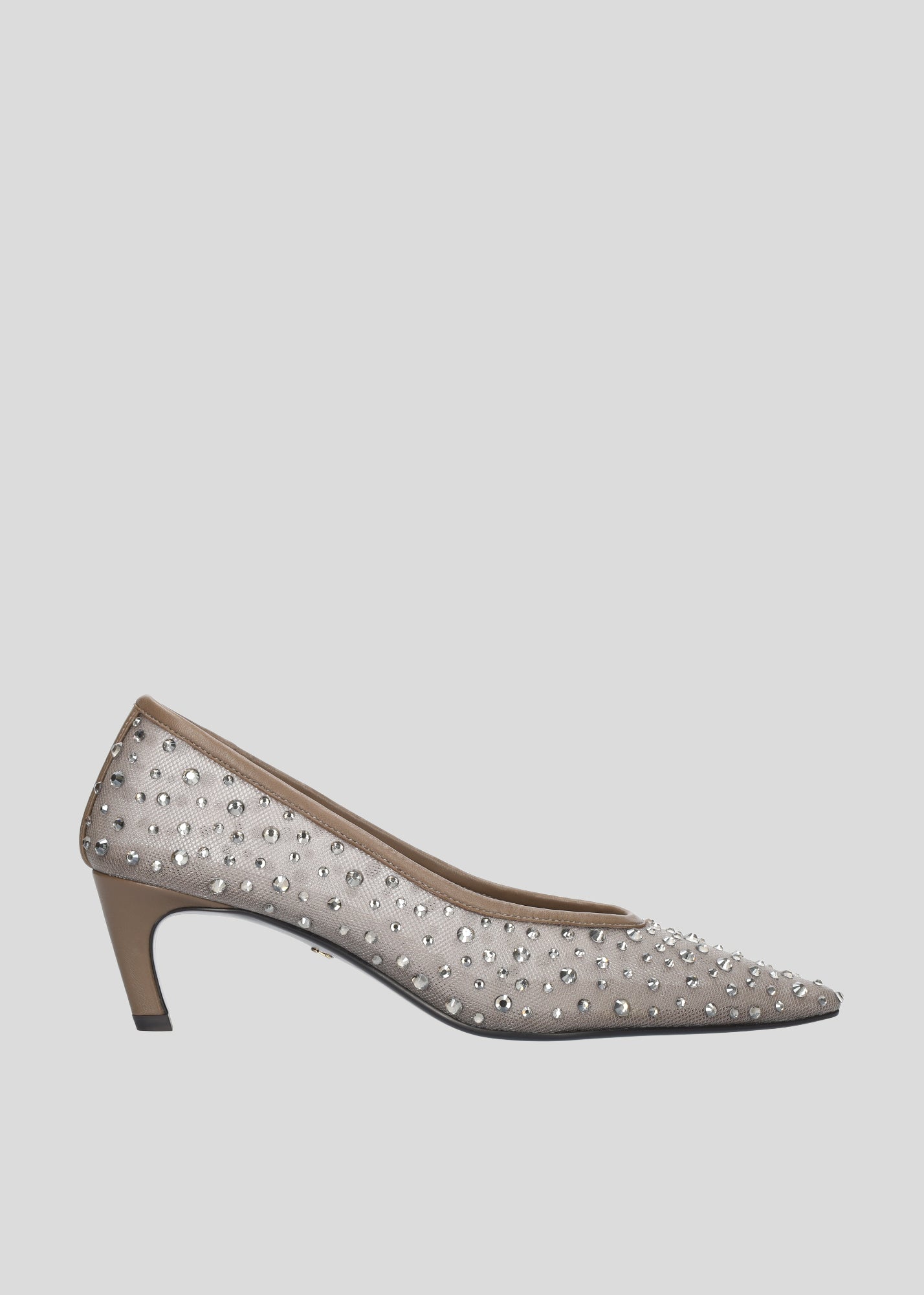 Vista lateral de los zapatos de salón de mesh para mujer Sisí Pumps 55 en color Truffle, con punta afilada, detalles de cristales y tacón de aguja de 55 mm de Lola Cruz.