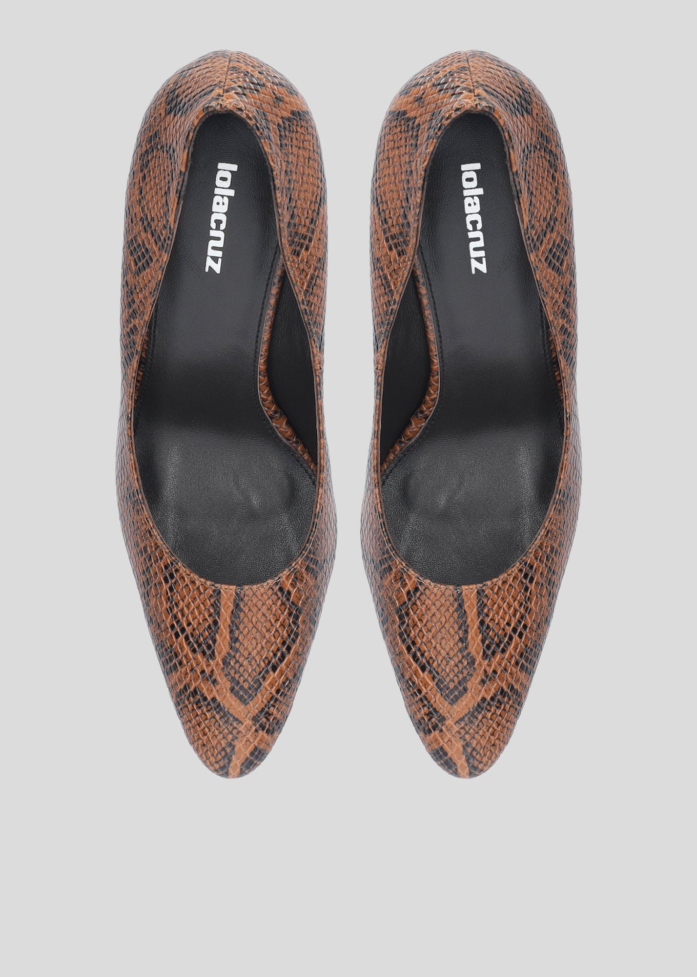 Vista lateral de los zapatos de salón de piel con efecto pitón para mujer Carmela Pumps 80 en color caramelo, con punta afilada y tacón de aguja de 80 mm de Lola Cruz.