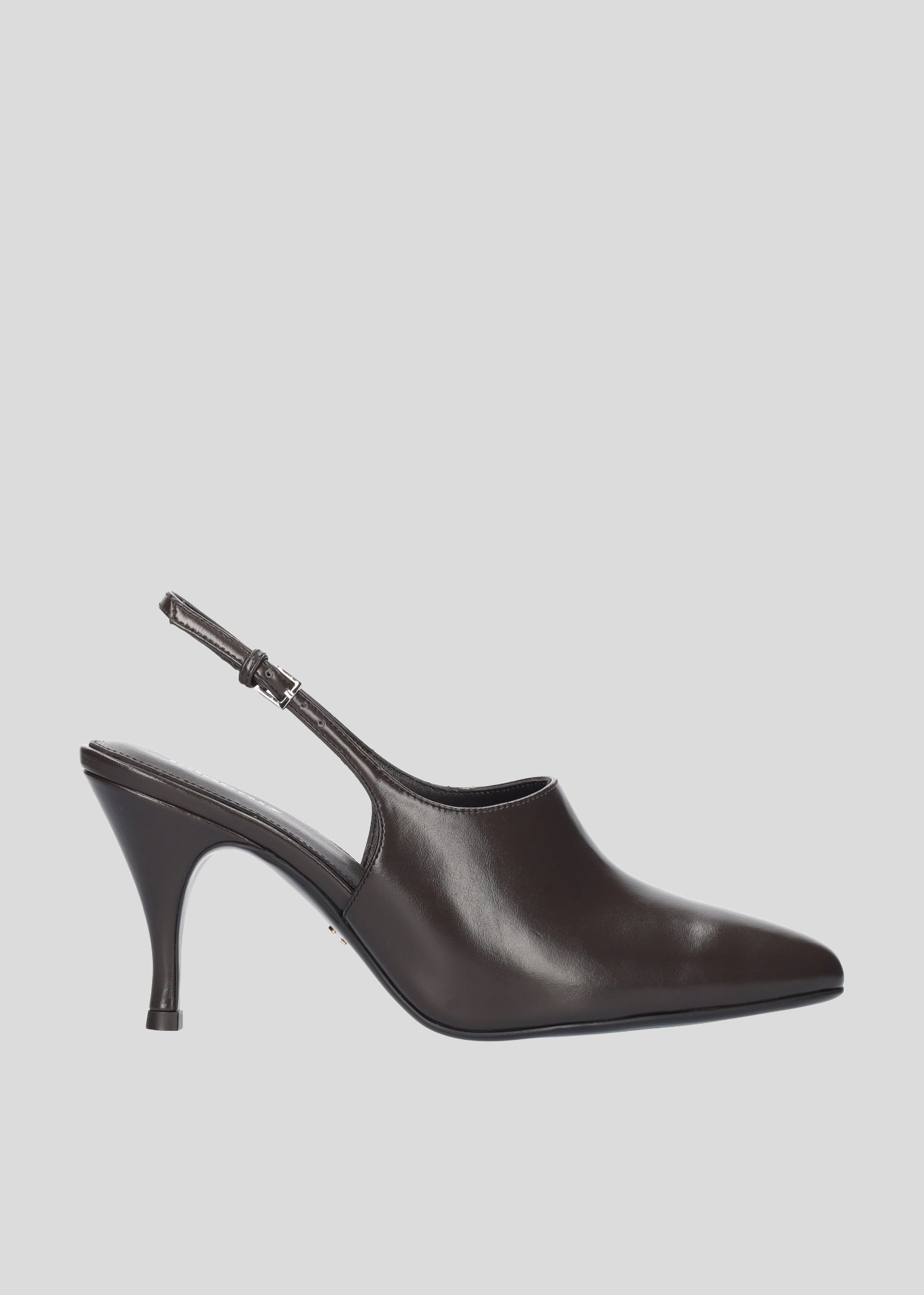 Vista lateral de los zapatos de salón de piel brillante para mujer Carmela Pumps 80 en color chocolate, con punta afilada y tacón de aguja de 80 mm de Lola Cruz.
