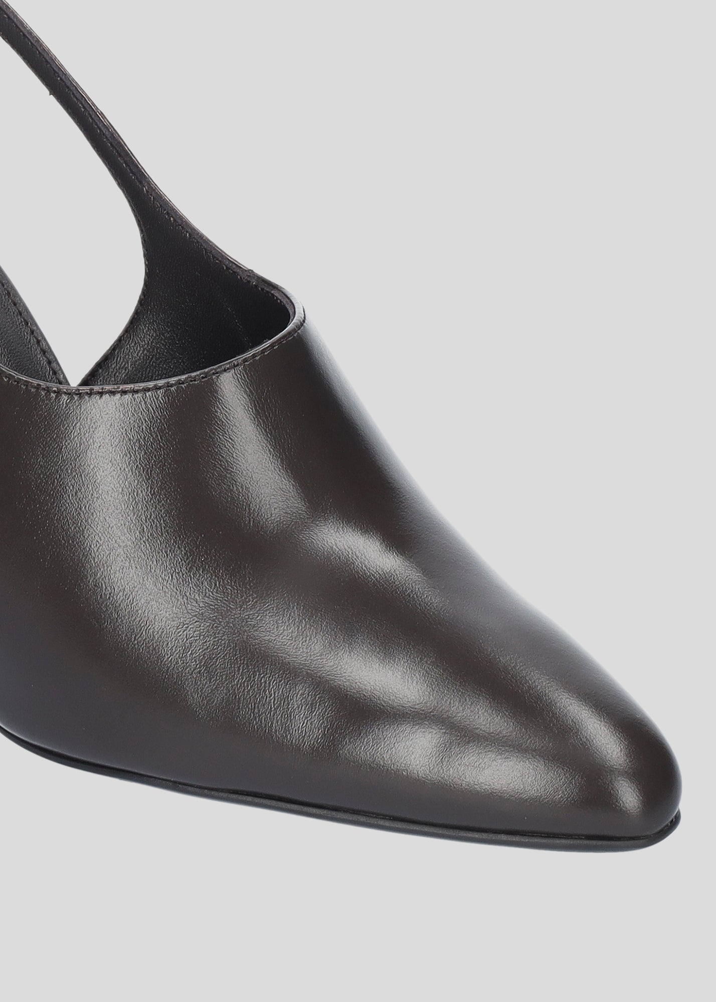 Vista lateral de los zapatos de salón de piel brillante para mujer Carmela Pumps 80 en color chocolate, con punta afilada y tacón de aguja de 80 mm de Lola Cruz.