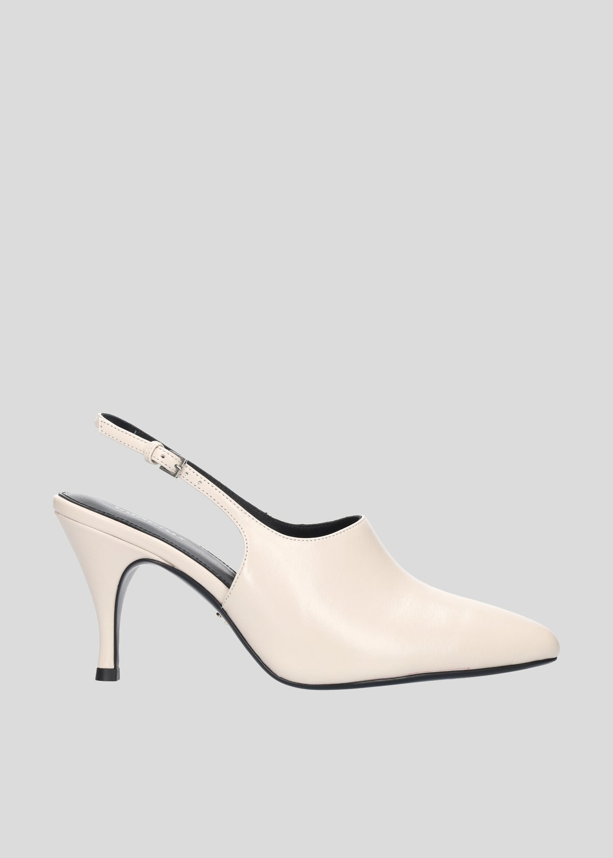 Vista lateral de los zapatos de salón de piel brillante para mujer Carmela Pumps 80 en color Ecru, con punta afilada y tacón de aguja de 80 mm de Lola Cruz.