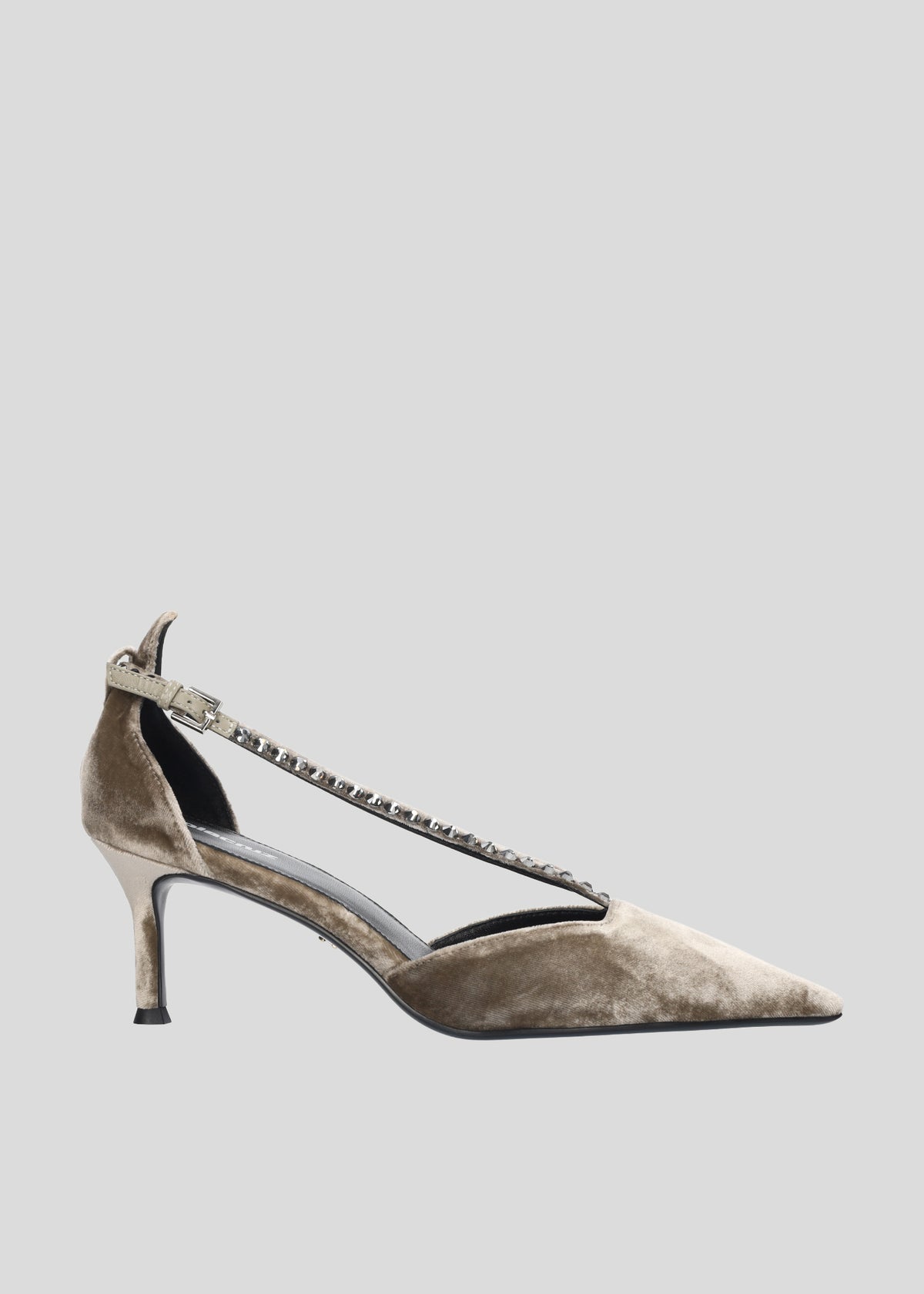 Zapatos de salón de terciopelo color Truffle para mujer, con punta afilada, detalle cut out y tacón de aguja de 6,5 cm, de Lola Cruz.