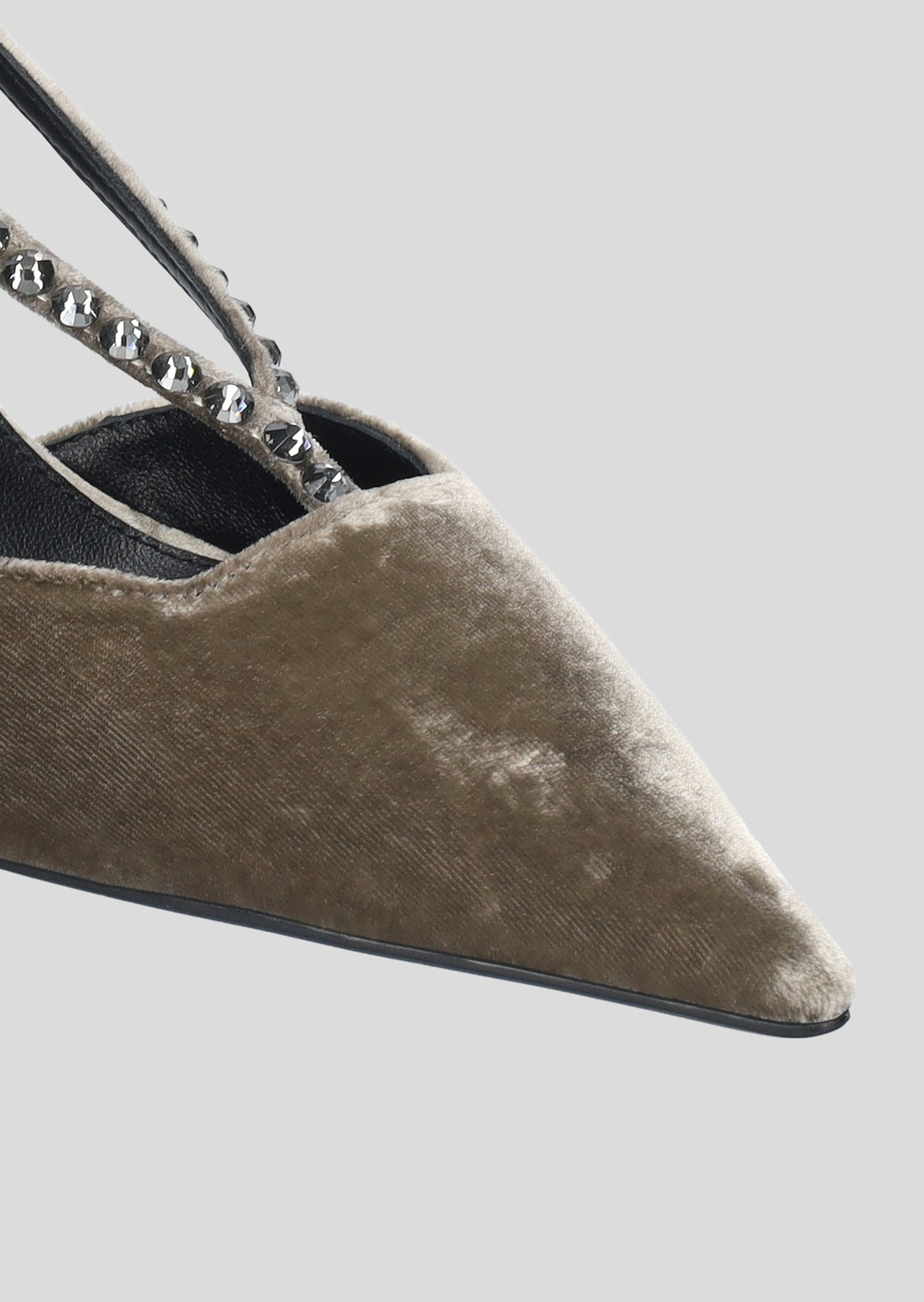 Zapatos de salón de terciopelo color Truffle para mujer, con punta afilada, detalle cut out y tacón de aguja de 6,5 cm, de Lola Cruz.