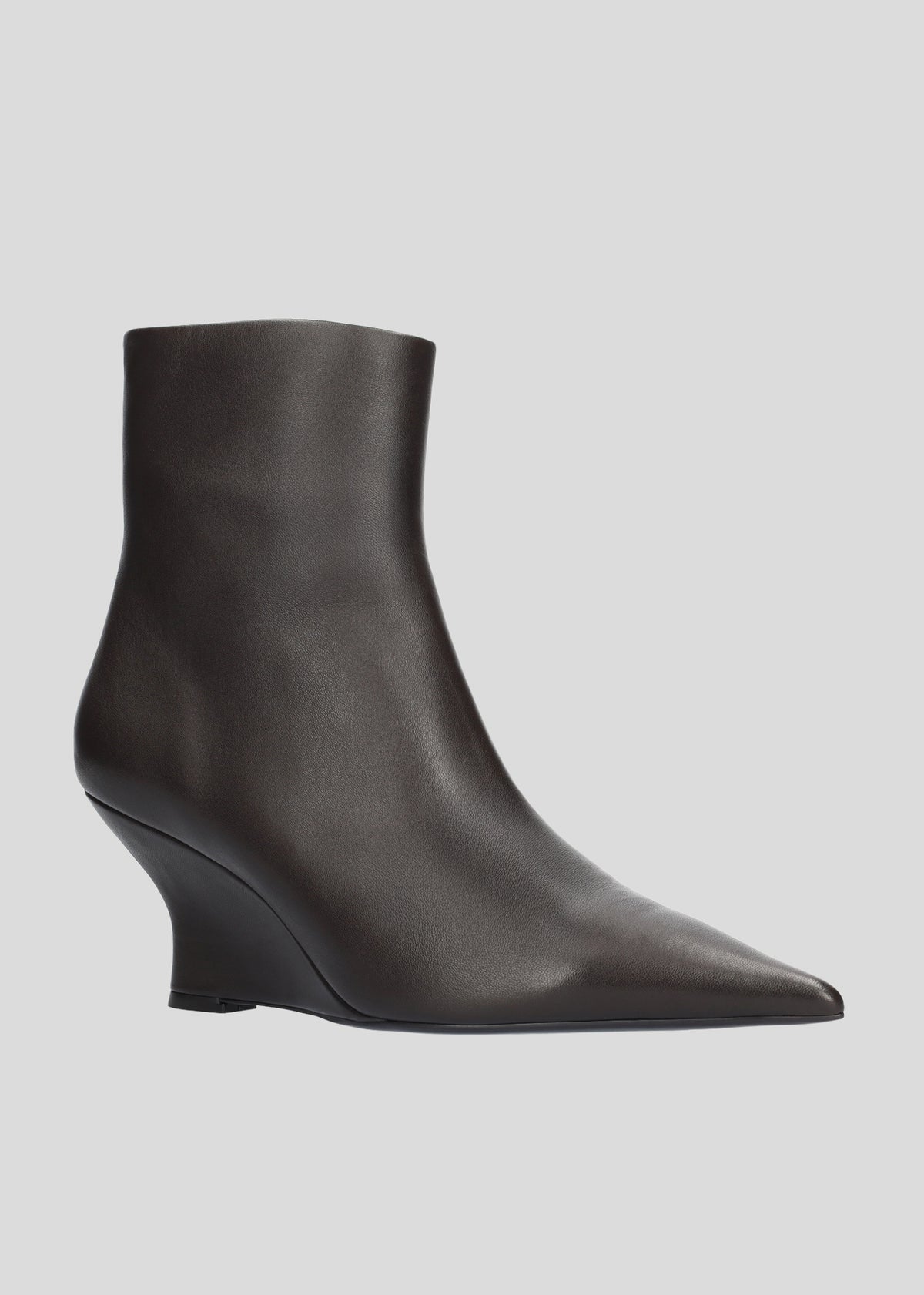 Vista lateral de los botines de piel para mujer Charlie Wedges 75 en color Chocolate, con punta afilada, tacón tipo cuña de 75 mm y cremallera interior de Lola Cruz.
