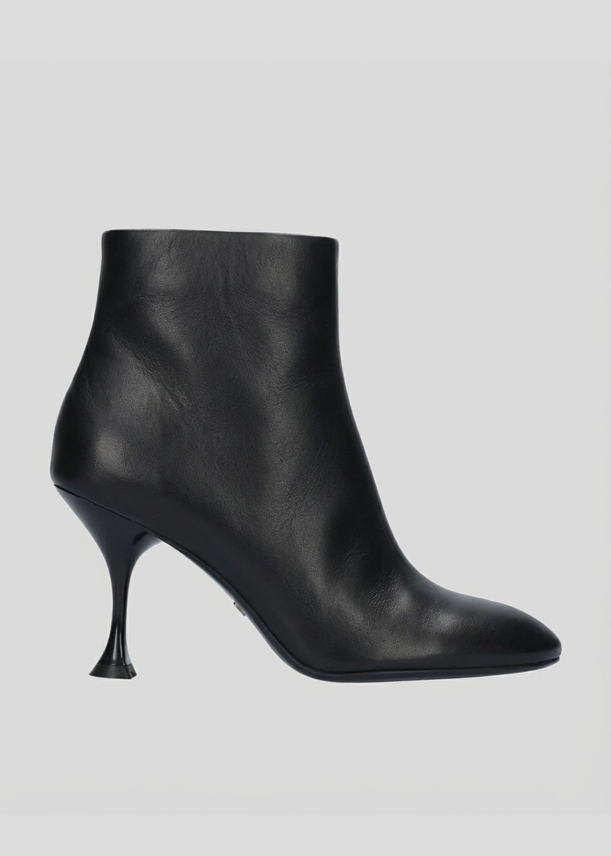 Botines de piel para mujer en color Negro, con punta redonda, caña baja y tacón tipo embudo de 85 mm de Lola Cruz.