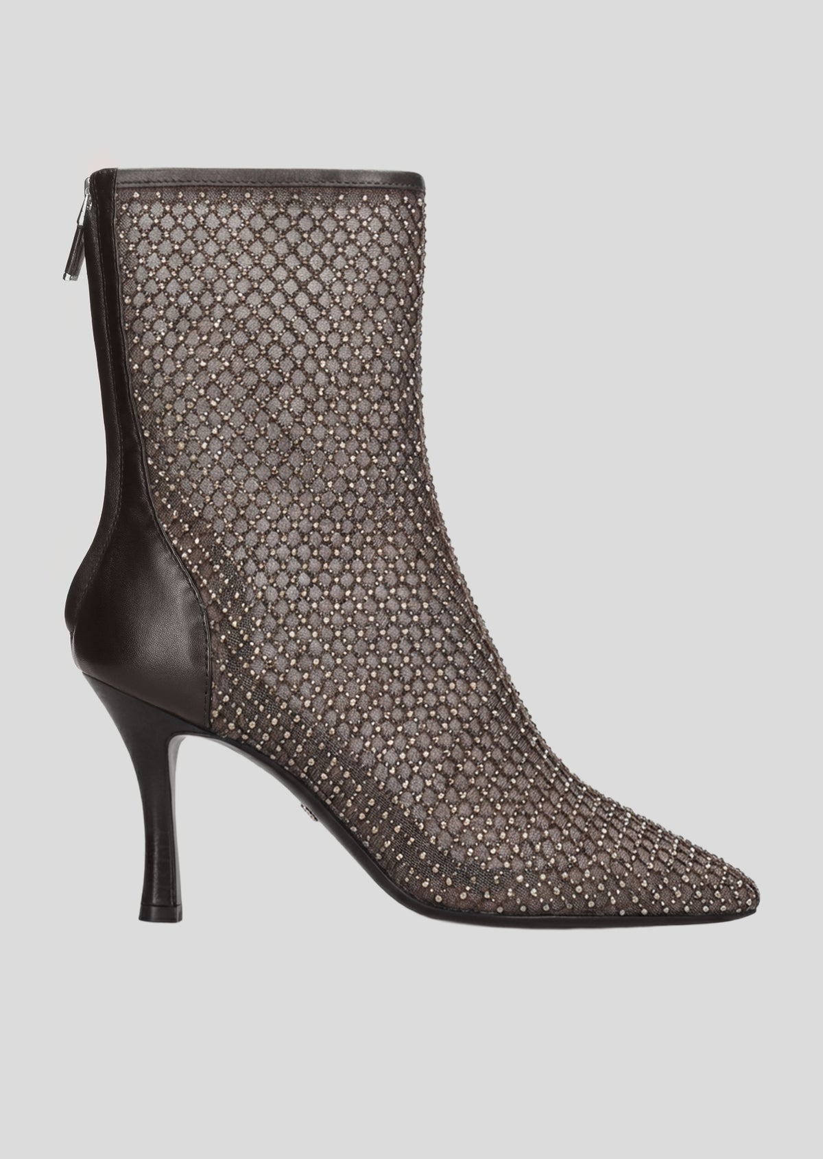 Vista lateral de los botines de mujer Ruby Booties en color marrón y tacón de 85 mm de Lola Cruz.