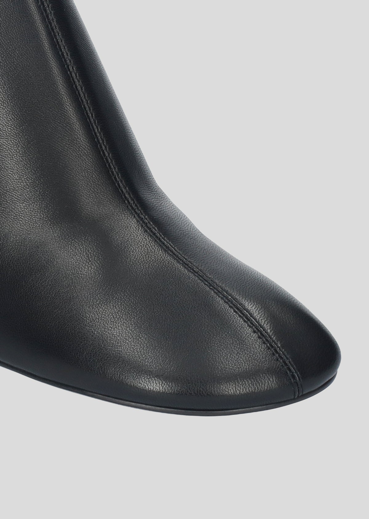 Vista lateral de los botines de piel para mujer Belinda Booties 85 en color Negro, de estilo calcetín, con punta redonda y tacón stacked tipo bloque de 85 mm de Lola Cruz.