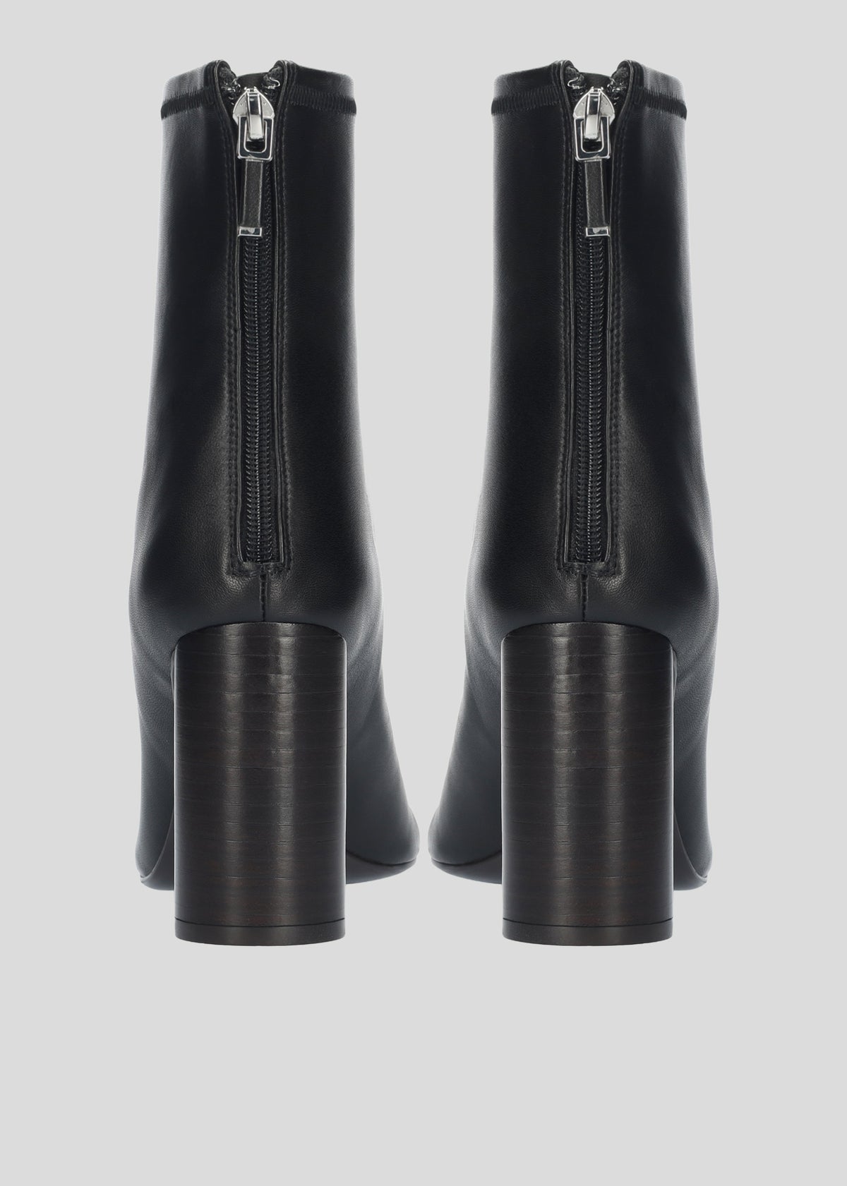Vista lateral de los botines de piel para mujer Belinda Booties 85 en color Negro, de estilo calcetín, con punta redonda y tacón stacked tipo bloque de 85 mm de Lola Cruz.
