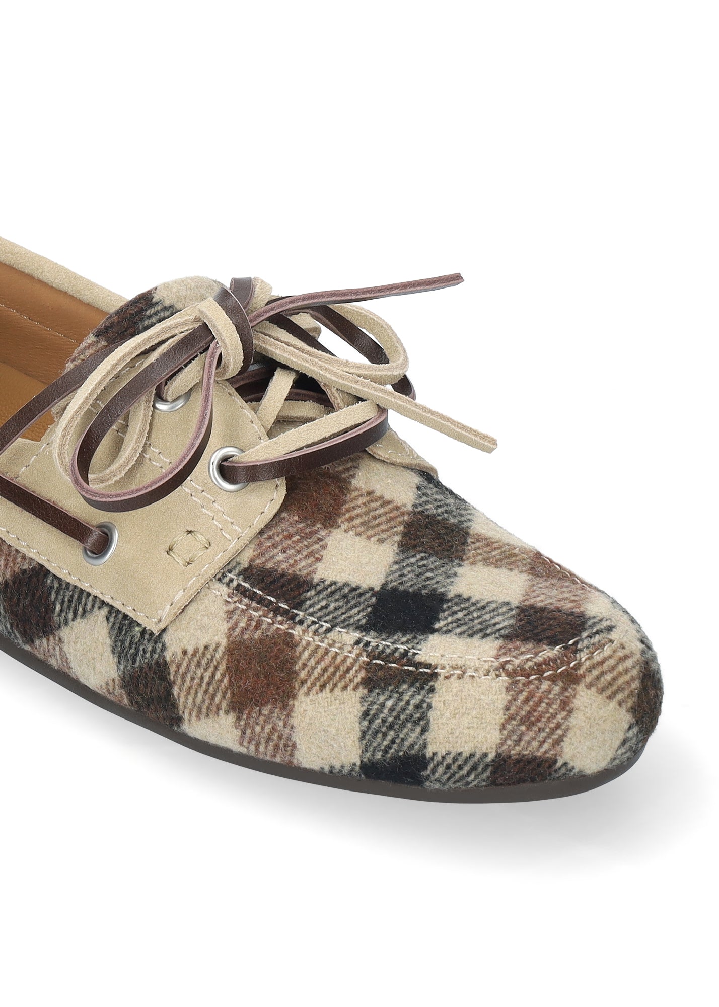 Vista lateral de los mocasines para mujer Tana Loafer con tejido estampado de cuadros en color beige y marrón de BIBI LOU.