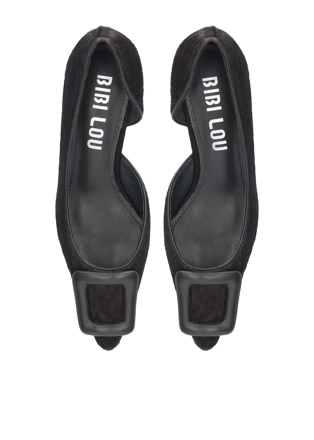 Vista lateral de los zapatos de salón de piel con pelo para mujer Bonnie Pumps 55 en color marrón, con punta afilada, adorno forrado y tacón fino de 5,5 cm de BIBI LOU.