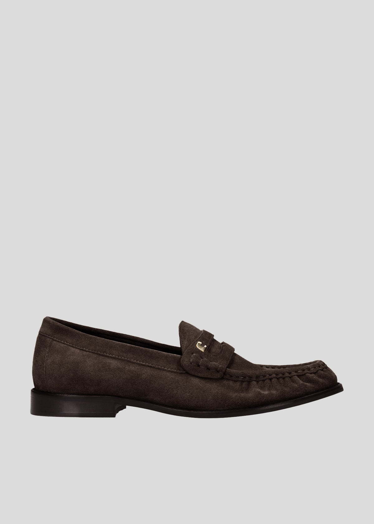 Mocasines de piel para mujer en color Chocolate, con punta redonda, detalle de logo y tacón bloque de 20 mm de Lola Cruz.