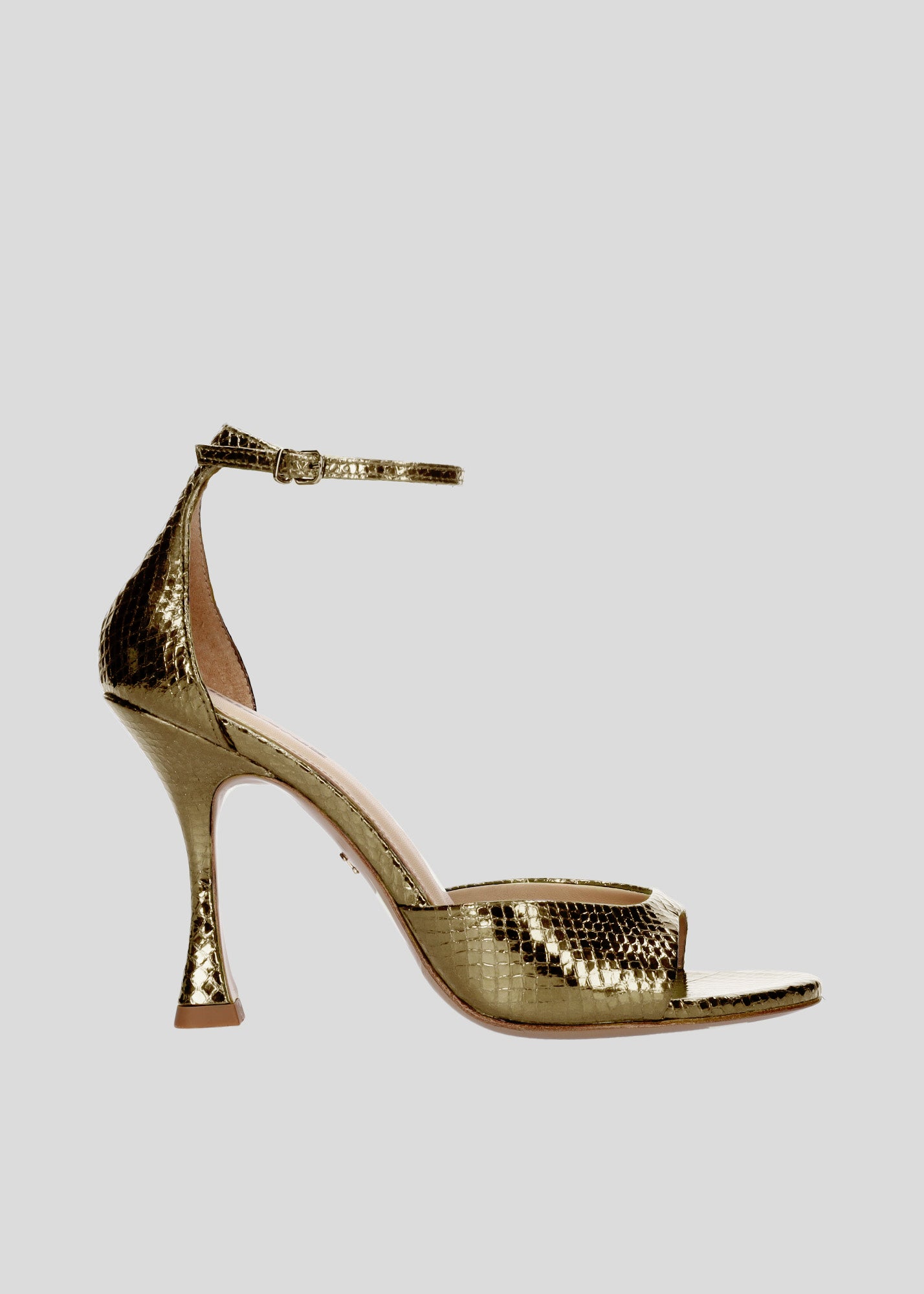 Vista lateral de las sandalias de piel para mujer Kumala Sandal 95 en color kaki con punta redonda y tacón tipo embudo de Lola Cruz.
