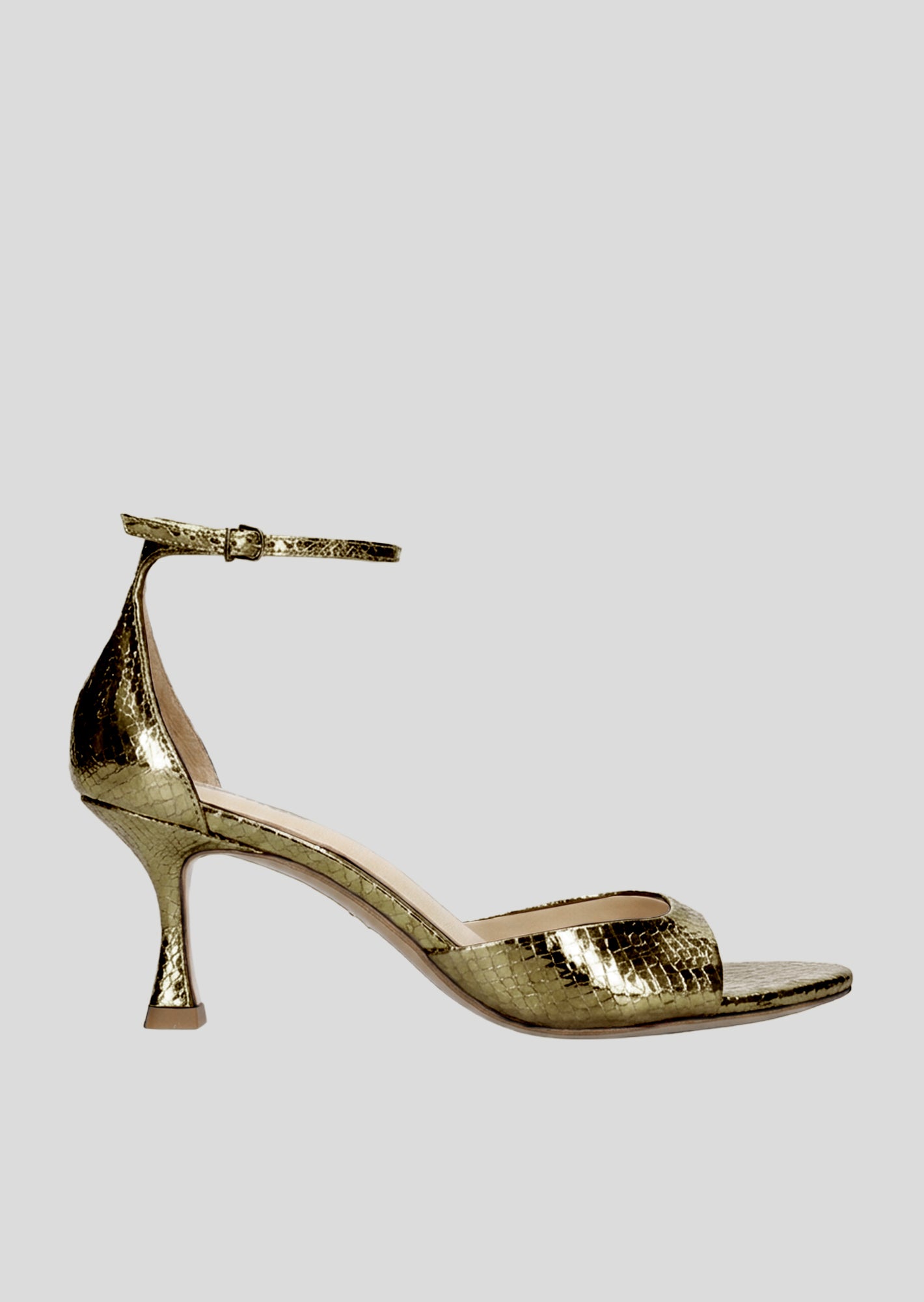 Vista lateral de las sandalias de piel para mujer Kumala Sandal 65 en color kaki con punta redonda y tacón tipo embudo de Lola Cruz.