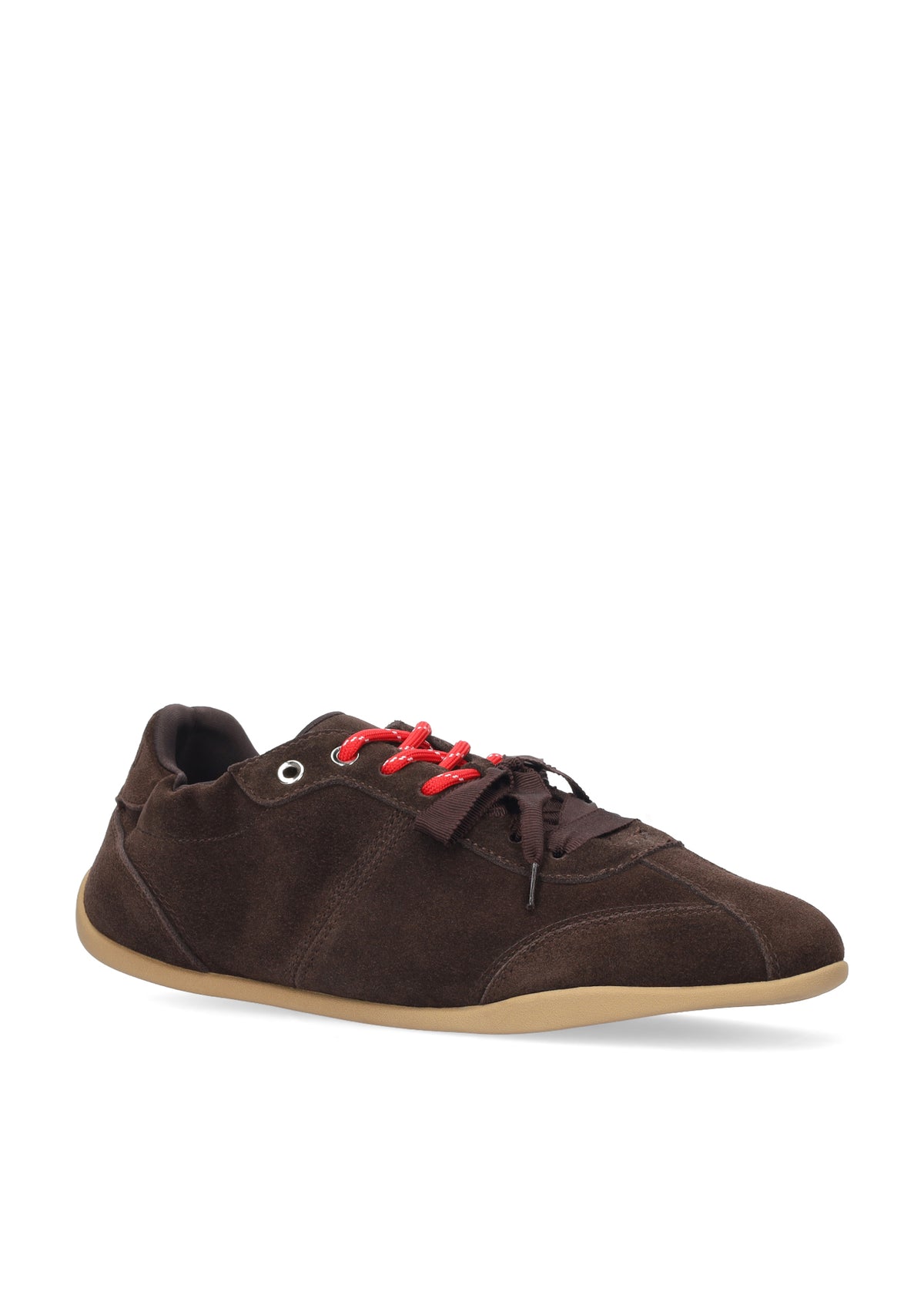 Vista lateral de las zapatillas de serraje para mujer Coal Sneaker en color marrón, con punta redonda y doble cordón de BIBI LOU.