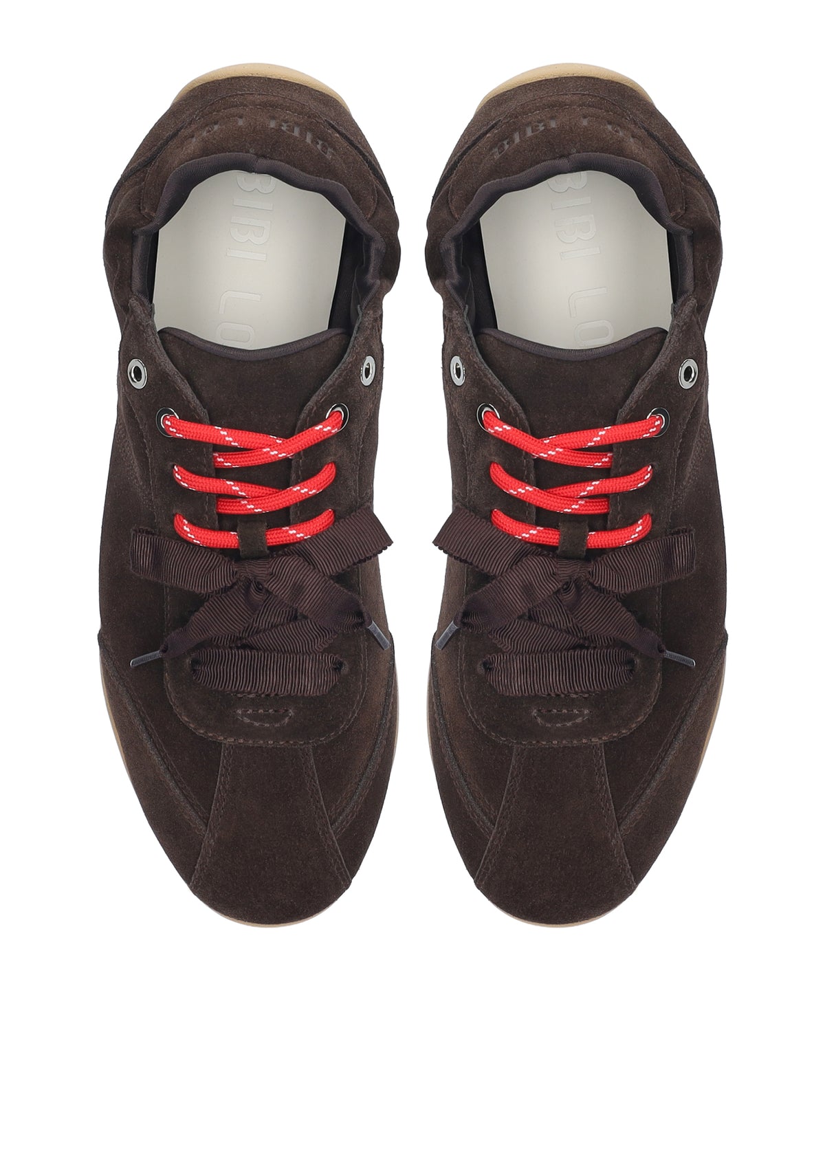 Vista lateral de las zapatillas de serraje para mujer Coal Sneaker en color marrón, con punta redonda y doble cordón de BIBI LOU.