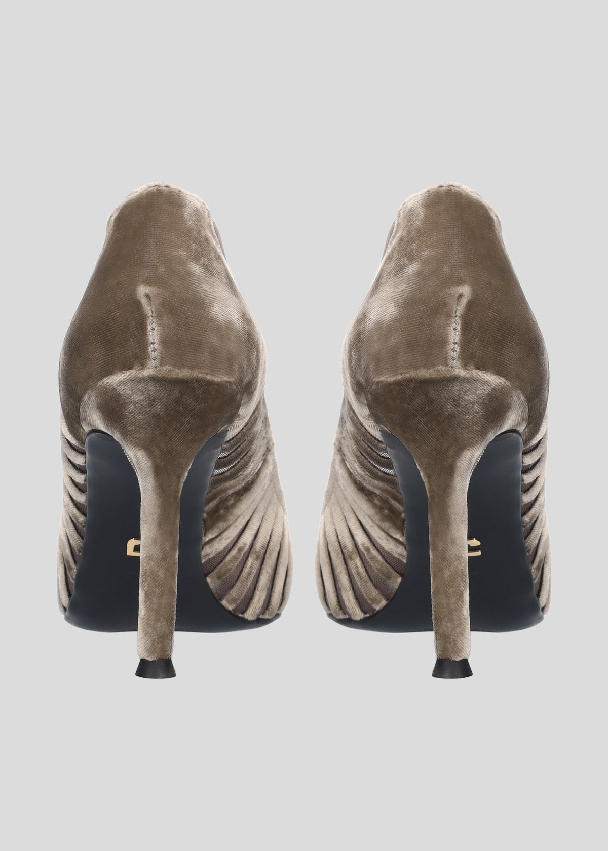 Vista lateral de los zapatos de salón de terciopelo sobre mesh para mujer Candice Pumps 95 en color Truffle, con punta afilada y tacón de aguja de 95 mm de Lola Cruz.
